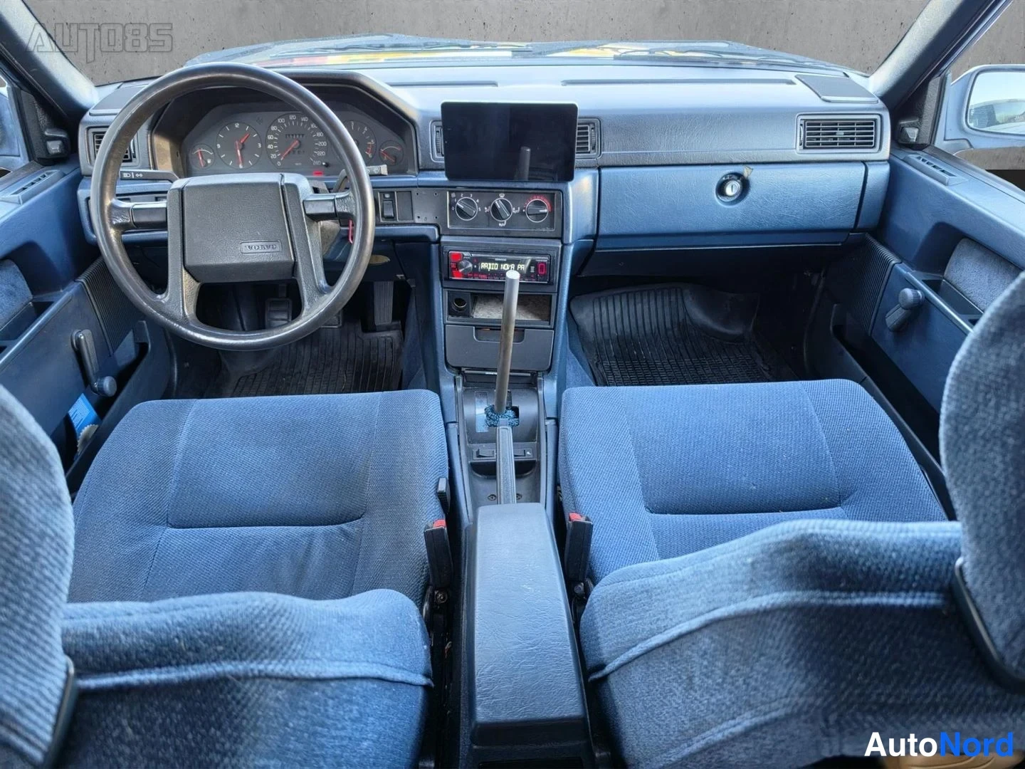 Blå Volvo 740 1991, förarplats, bild 11
