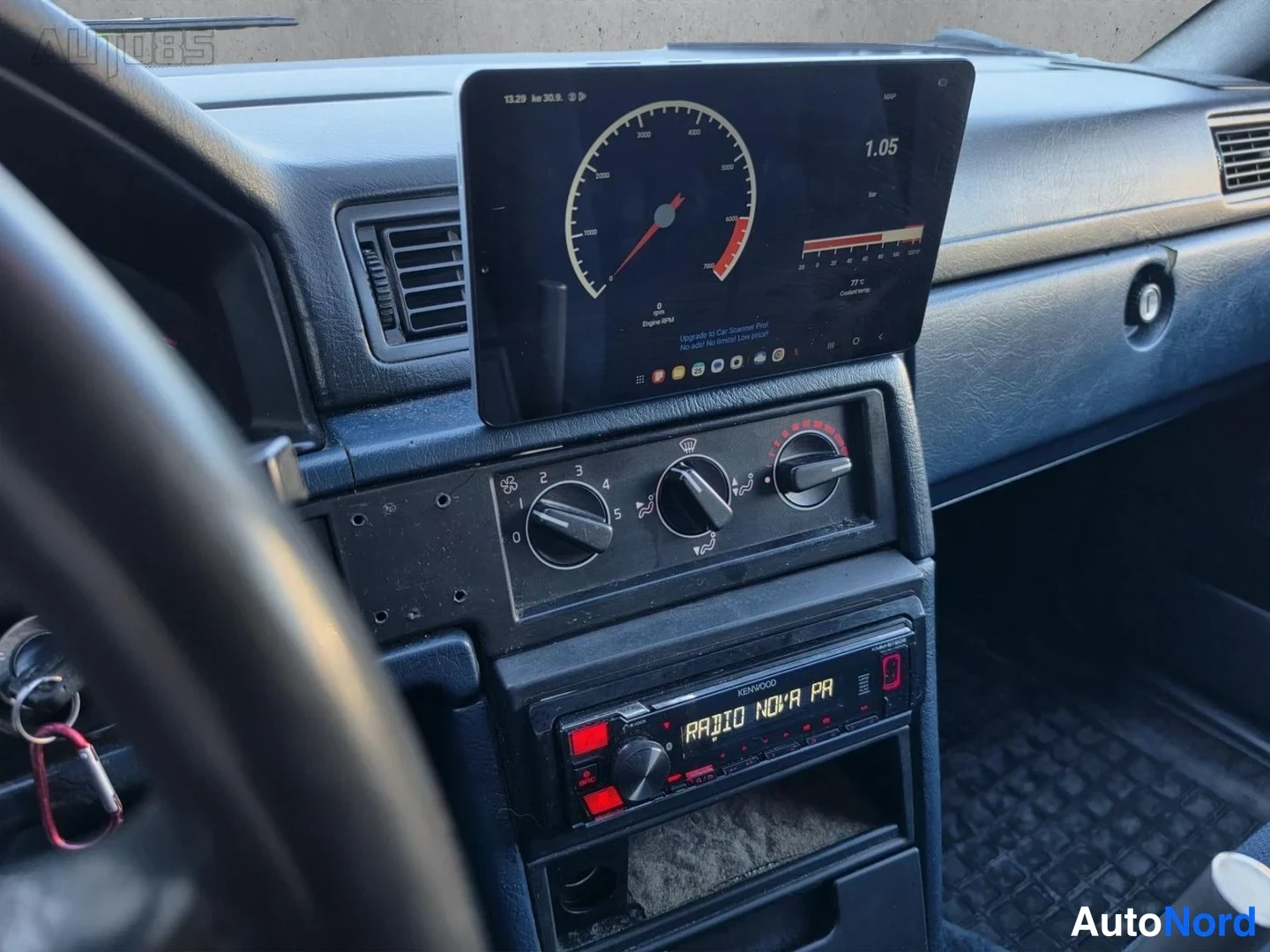 Blå Volvo 740 1991, förarplats, bild 9