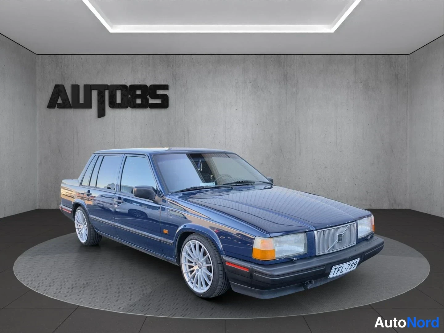 Blå Volvo 740 1991, snett framifrån, fronten åt höger, bild 3