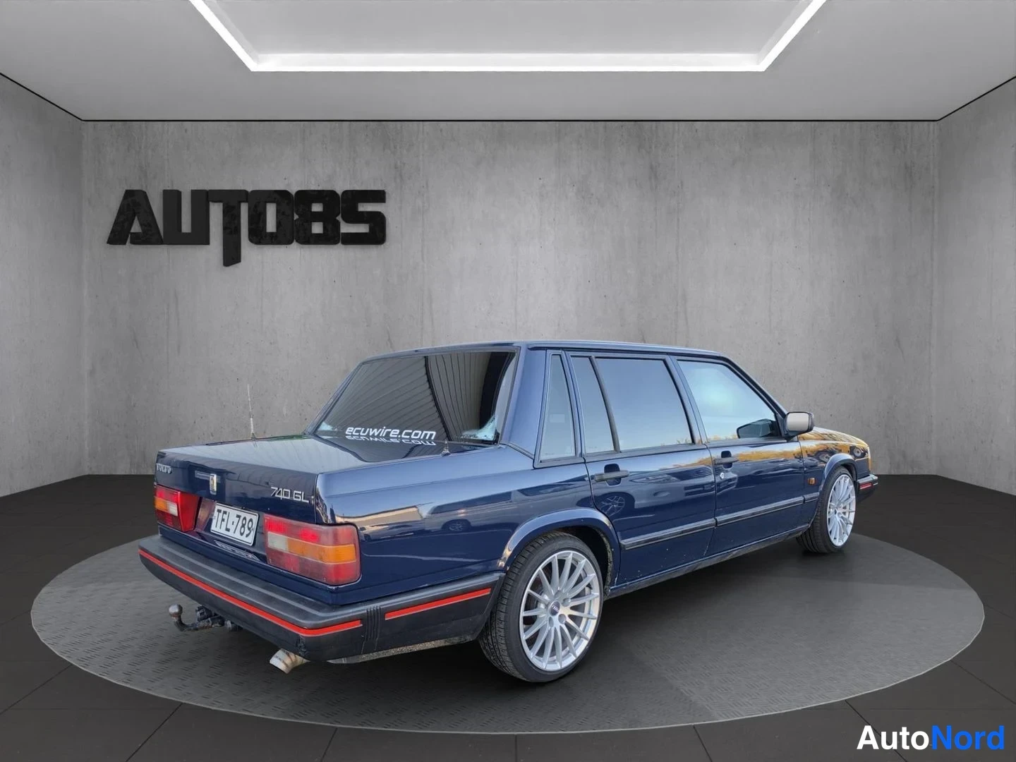 Blå Volvo 740 1991, snett bakifrån, bild 6