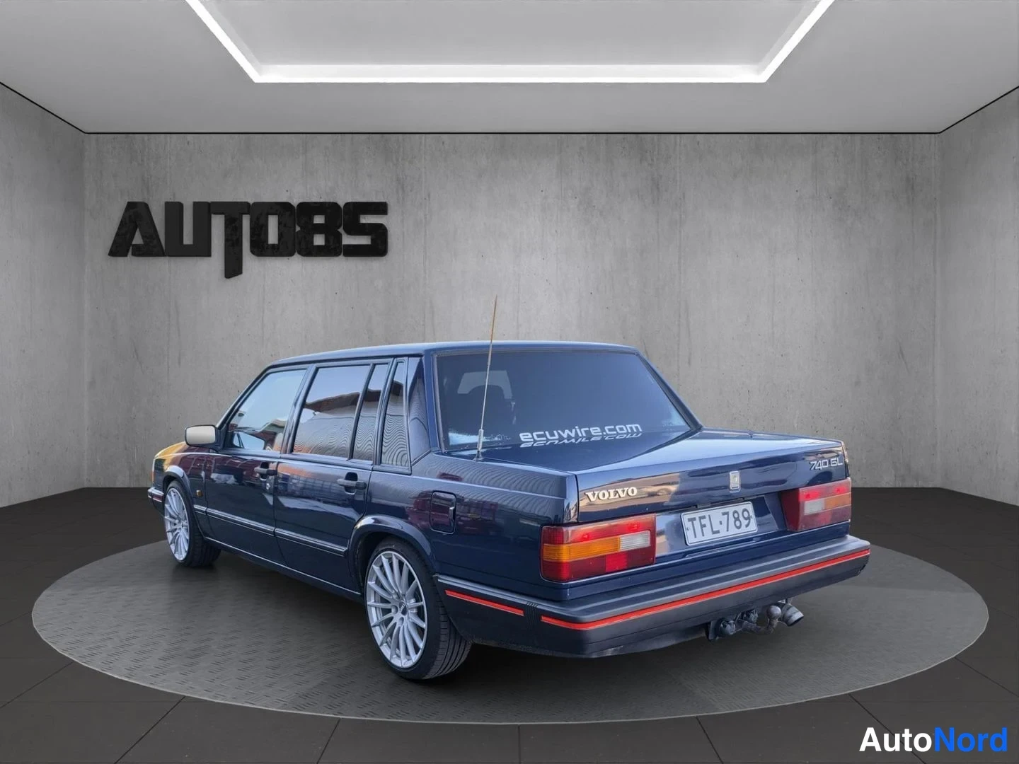 Blå Volvo 740 1991, snett bakifrån, bild 7
