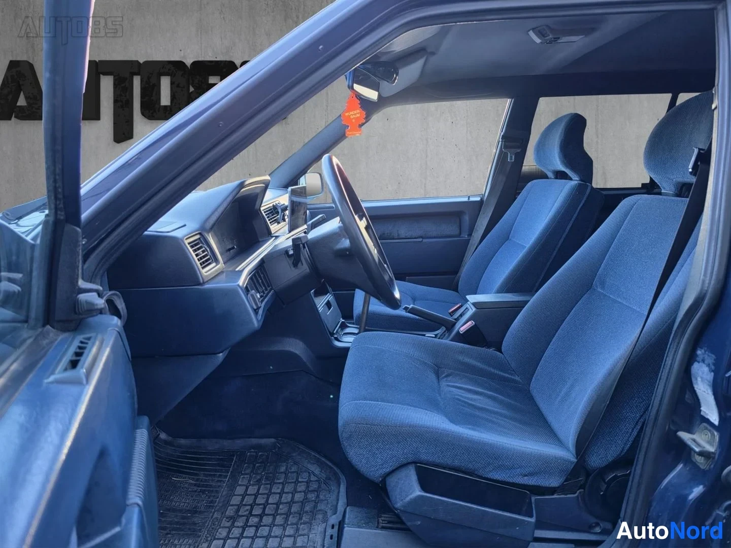 Blå Volvo 740 1991, förarplats, bild 10