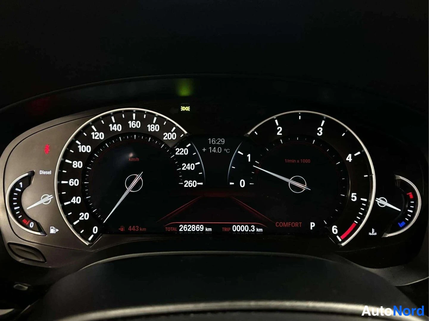 Muu: BMW:n mittaristonäyttö: nopeusmittari, kierrosmittari, kokonaislukema 262869 km, polttoainemittari Diesel-merkinnällä, aikana 16:29 ja lämpötilassa +14,0 °C.