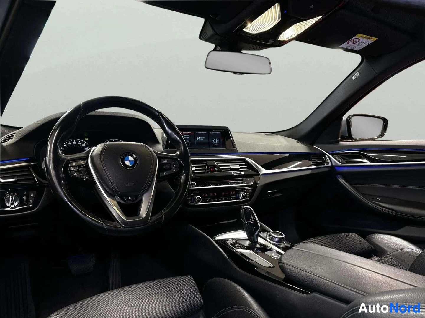 Muu: Auton sisätilat: BMW-ohjauspyörä, kojelauta ja keskikonsoli, tummat verhoilut.