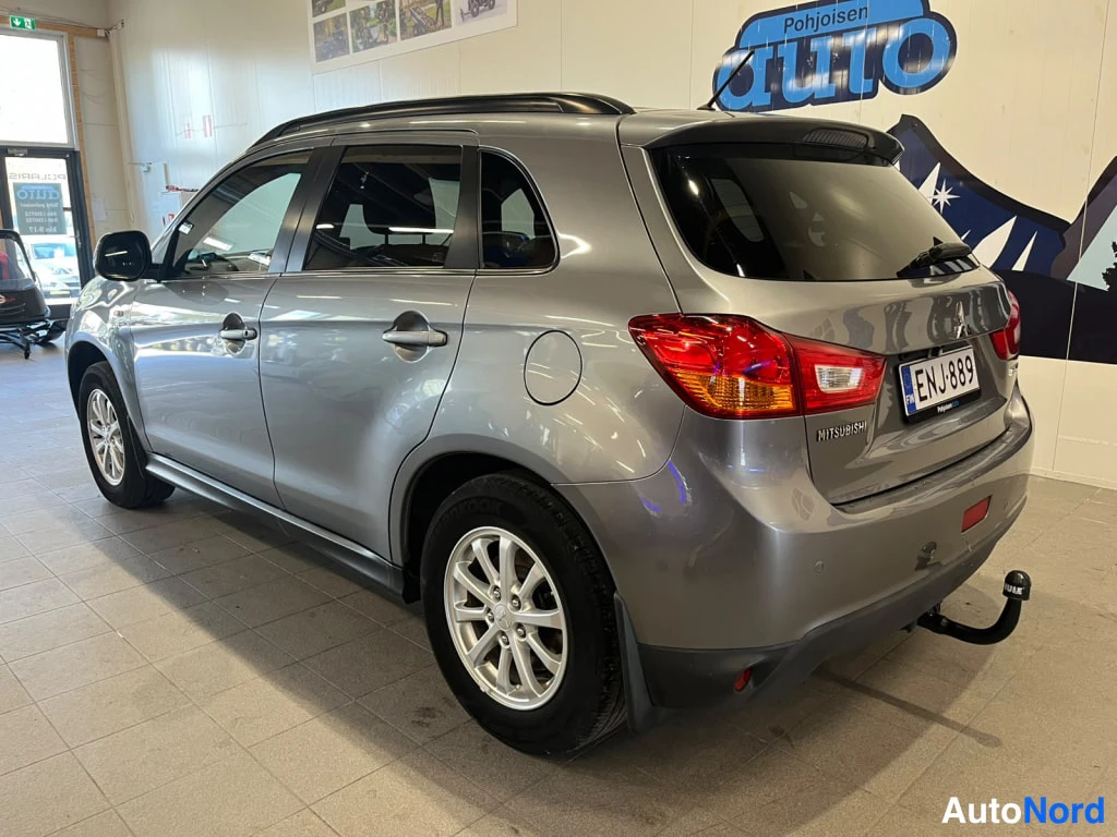 Takaviisto: Mitsubishi ASX -henkilöauto takaosa vasemmalta kolmesta neljästä, harmaa metalliväri, savupiippu ja takavakiovarusteet näkyvissä.