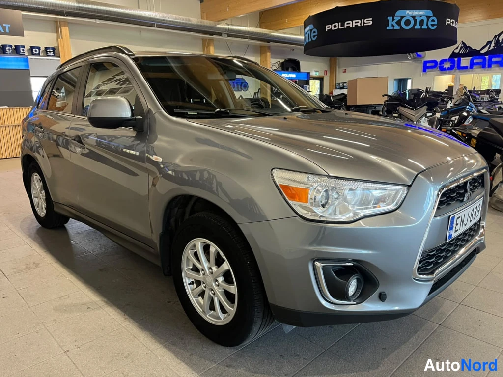 Etuviisto, nokka oikealle: Mitsubishi ASX -henkilöauton etukulmanäkymä sisätiloissa, harmaa koripinta.