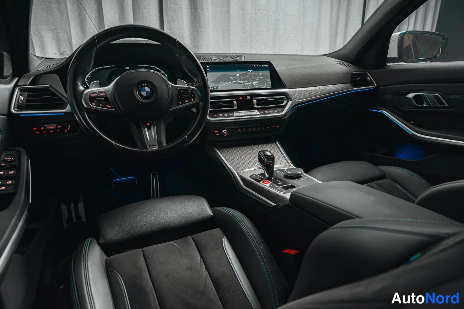 Muu: Ohjaamo vasemmalta: BMW-ohjauspyörä, digitaalinen mittaristo, kartta näyttävä keskinäyttö, vaihteenvalitsin ja sporttiistuimet, sininen sisävalaistus.