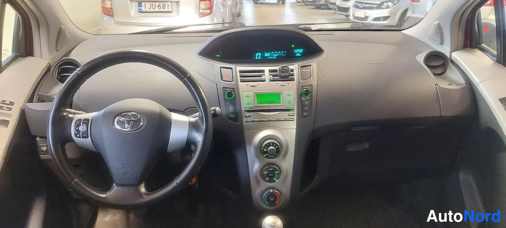 Muu: Kojelauta ja ohjauspyörä Toyota-merkinnällä, keskikonsolissa radio ja digitaalinen mittaristo, vaihdettaessa näkyy käsivaihteiston nuppi.