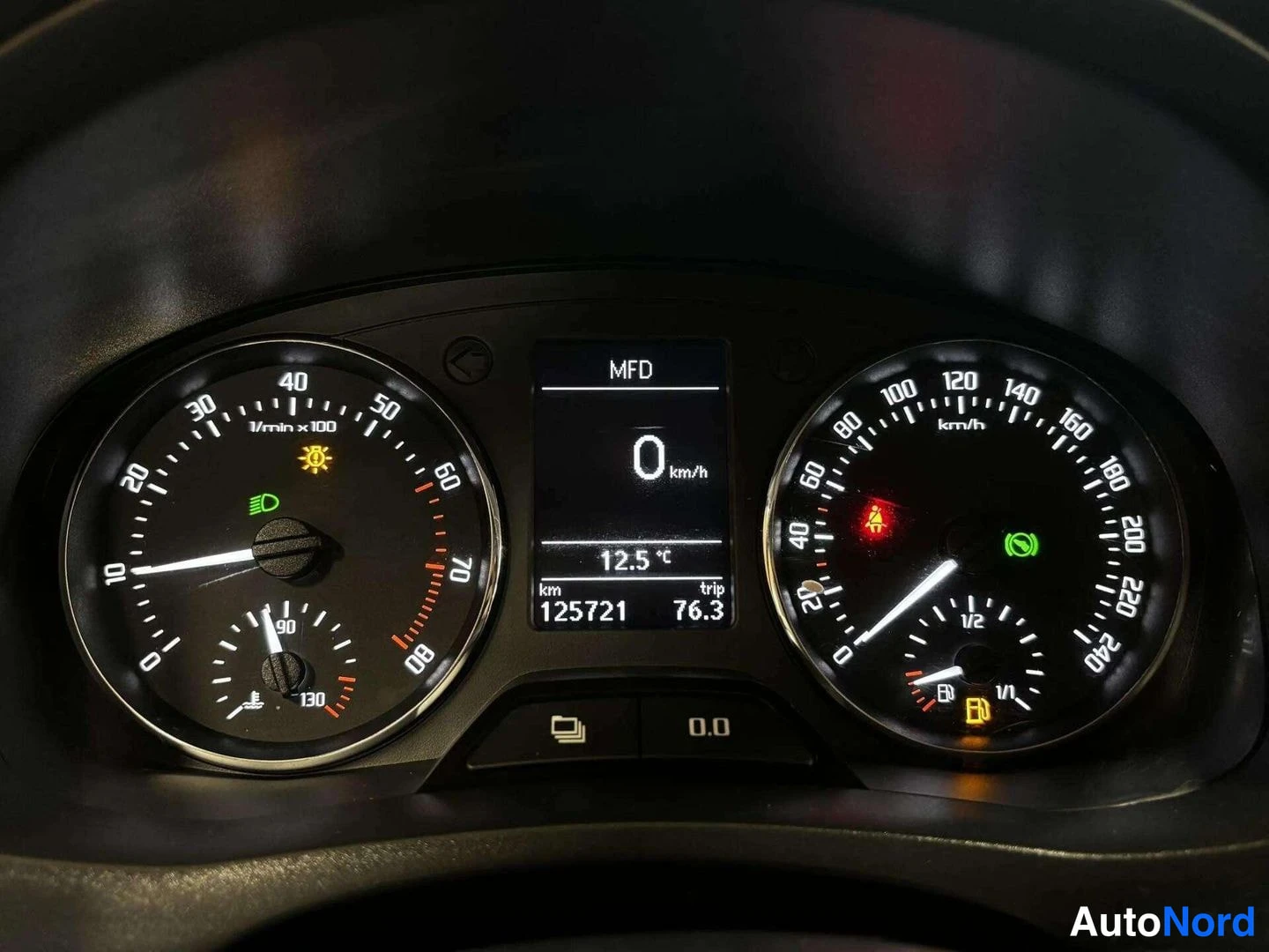 Muu: Mittaristö: nopeusmittari 0 km/h, matkamittari 125721 km, trippi 76,3 km ja ulkolämpötila 12,5 °C.