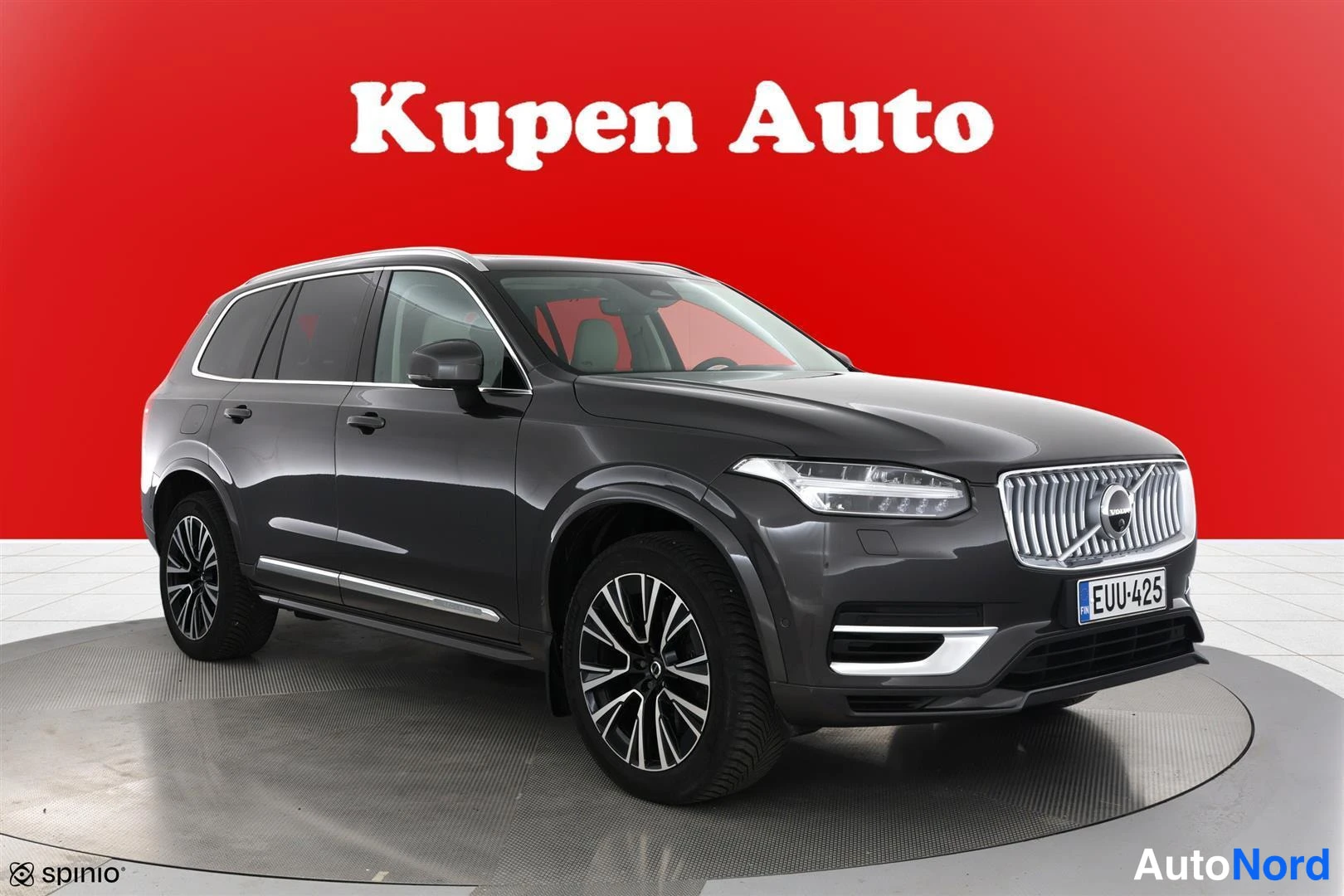 Etuviisto, nokka oikealle: Tummanharmaa Volvo XC90 etuviistosta oikealta kuvattuna; näkyvissä etusäleikkö, ajovalot, kylki ja rekisterikilpi.