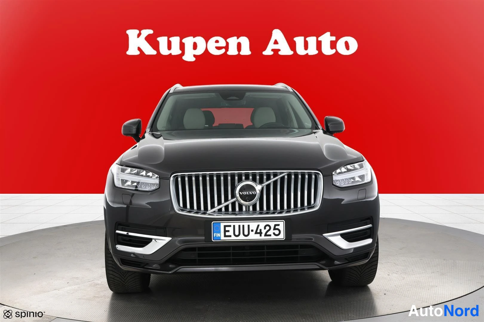 Edestä: Volvo XC90 suoraan edestä kuvattuna; näkyvissä etusäleikkö, ajovalot ja rekisterikilpi.