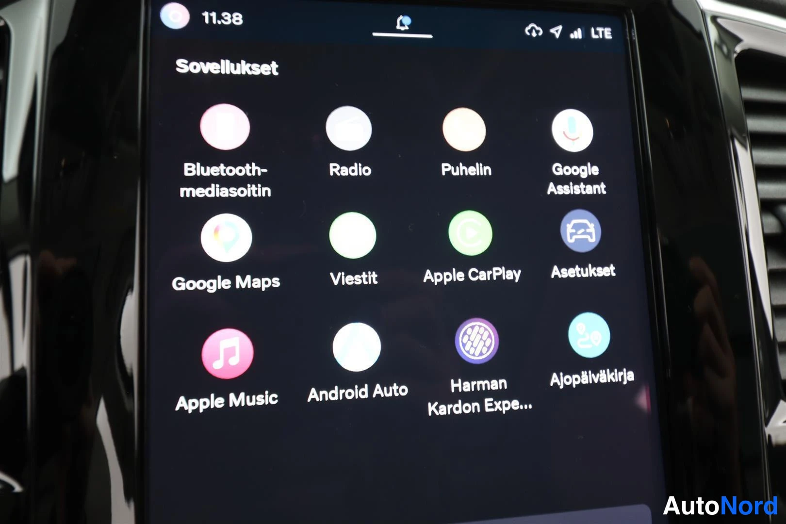 Muu: Auton keskinäytön Sovellukset-näkymä sovelluskuvakkeineen, kuten Radio, Puhelin, Apple CarPlay ja Android Auto.