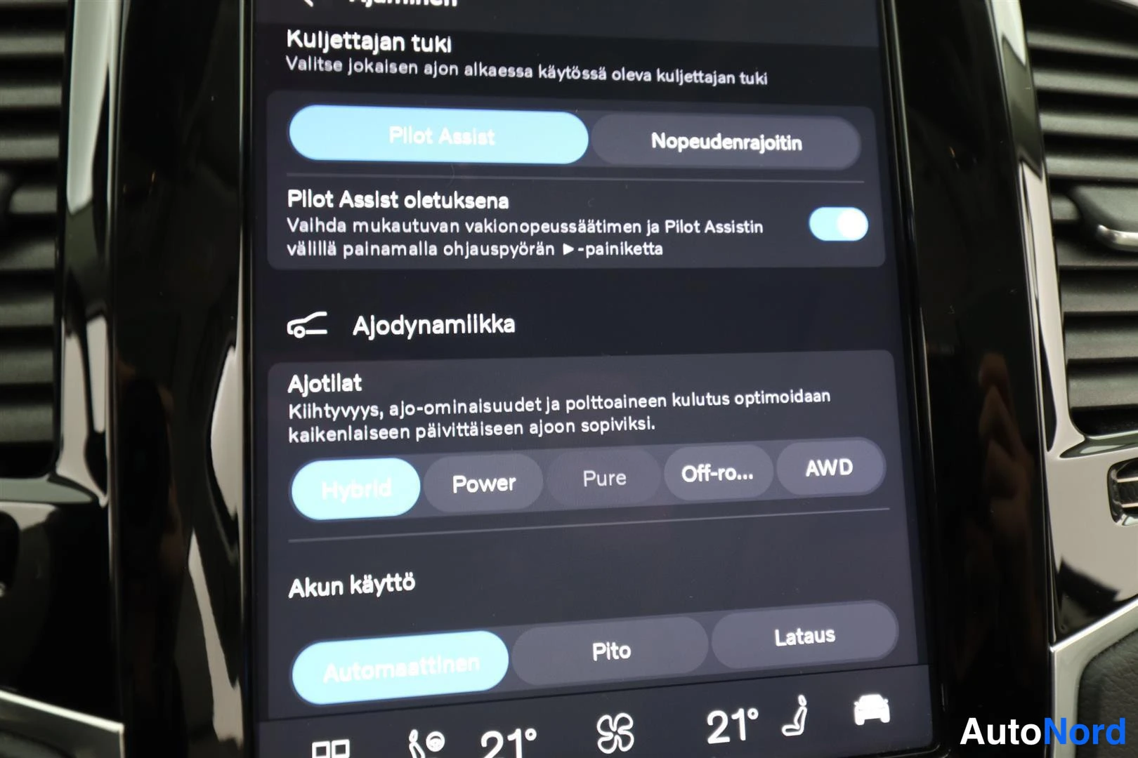 Muu: Keskinäytön ajotilanneasetukset: Pilot Assist, Nopeudenrajoitin, ajotilat (Hybrid, Power, Pure, Off-road, AWD) ja akun käyttö.