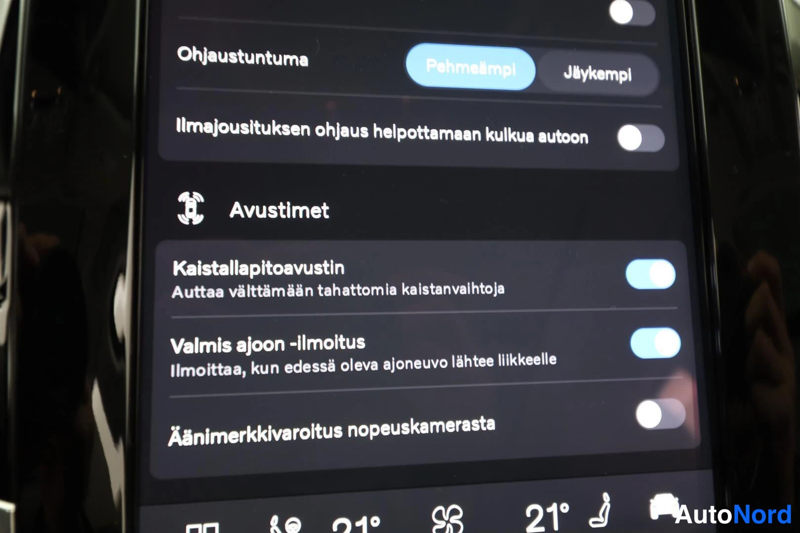 Muu: Keskinäytön Avustimet-valikko: kaistallapitoavustin ja valmis ajoon -ilmoitus päällä, äänimerkki nopeuskamerasta pois päältä.
