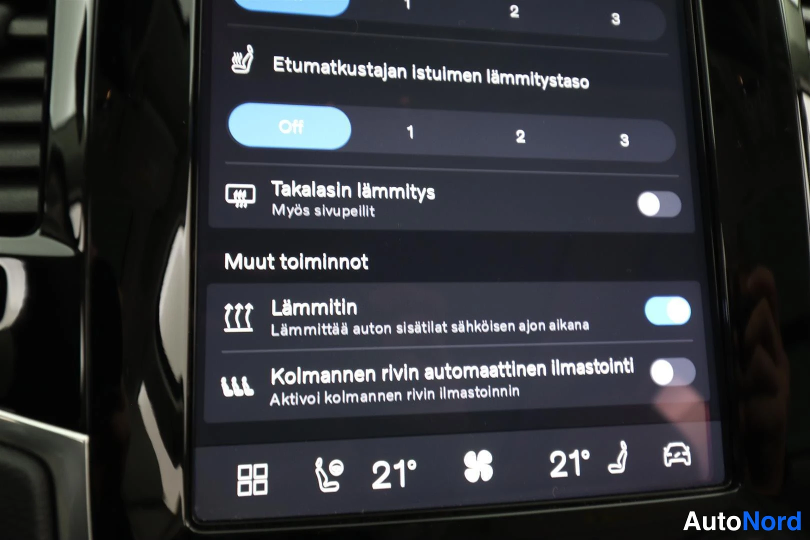 Yksityiskohta: Autoan ilmastoinnin ja lämmityksen asetusnäkymä näytöllä.