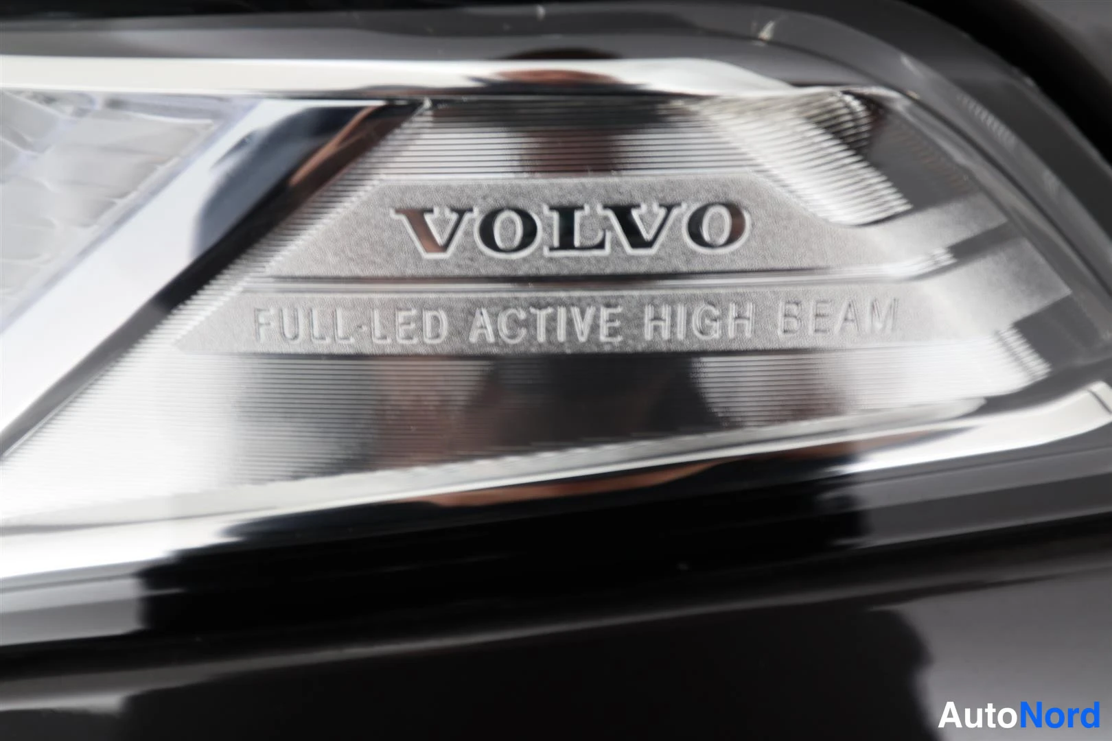 Yksityiskohta: Volvo-merkkinen ajovalaisin, teksti FULL-LED ACTIVE HIGH BEAM.
