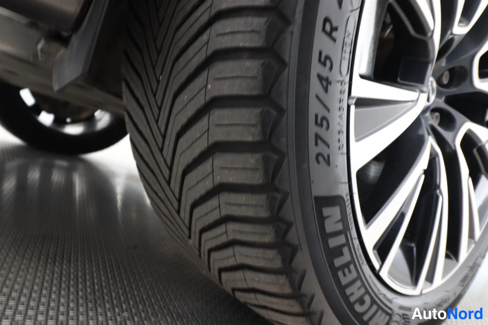 Yksityiskohta: Michelin-rengas 275/45 R, kevytmetallivanne.