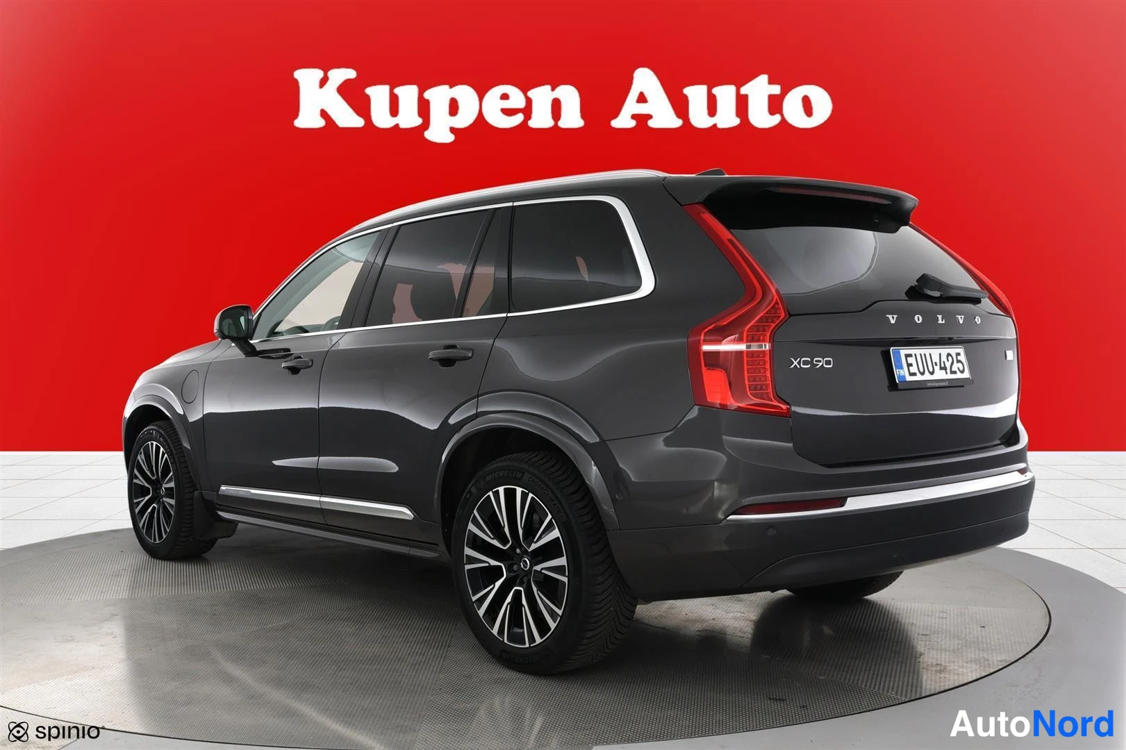 Takaviisto: Tummanharmaa Volvo XC90 takaviistosta kuvattuna; näkyvissä takavalot, VOLVO- ja XC90-merkinnät takaluukussa sekä rekisterikilpi.