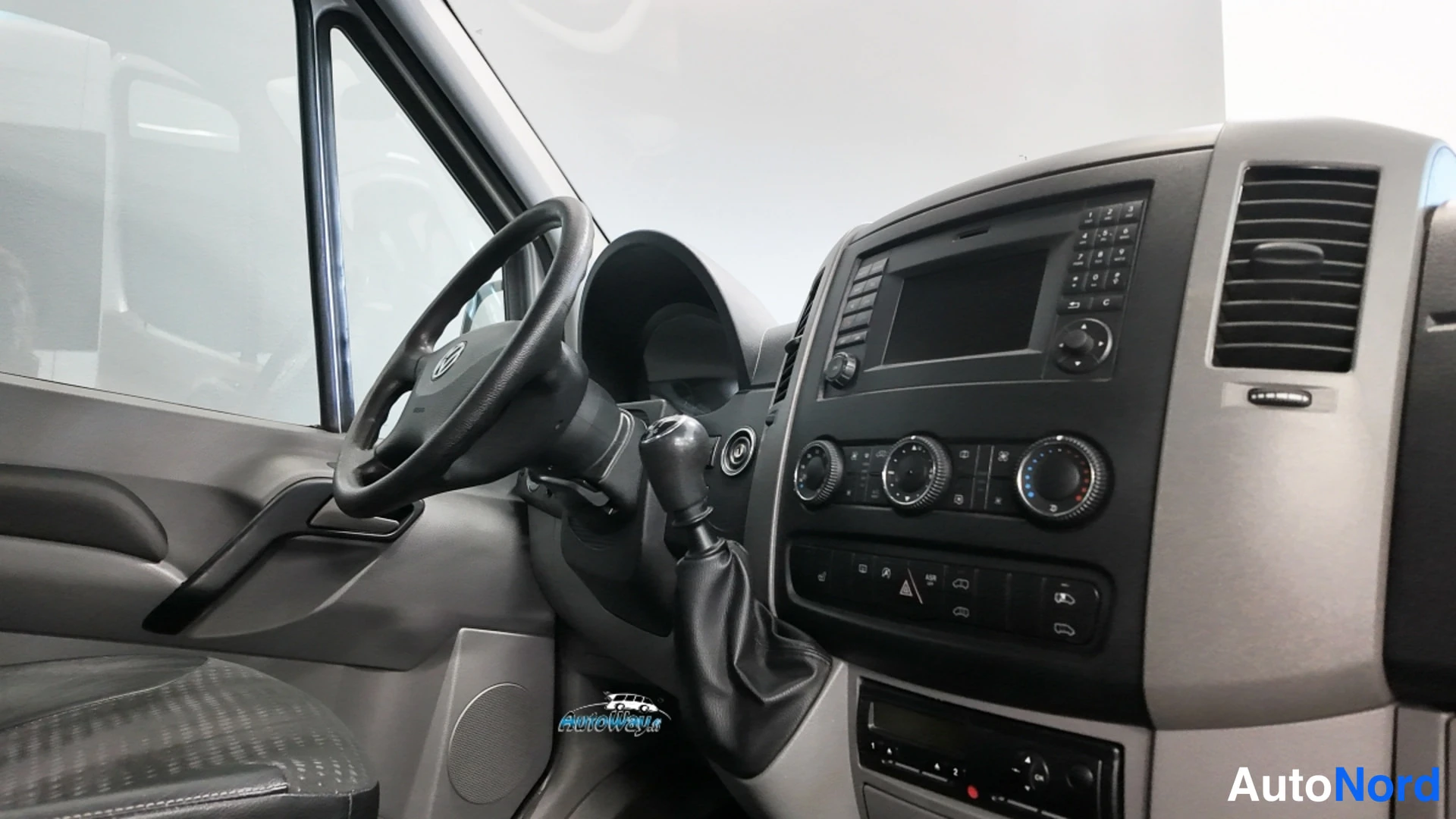 Muu: Ohjaamo vasemmalta: Volkswagen-ohjauspyörä, manuaalivaihteen keila ja radio, joka on varustettu puhelinpainikkeilla ja näytöllä.