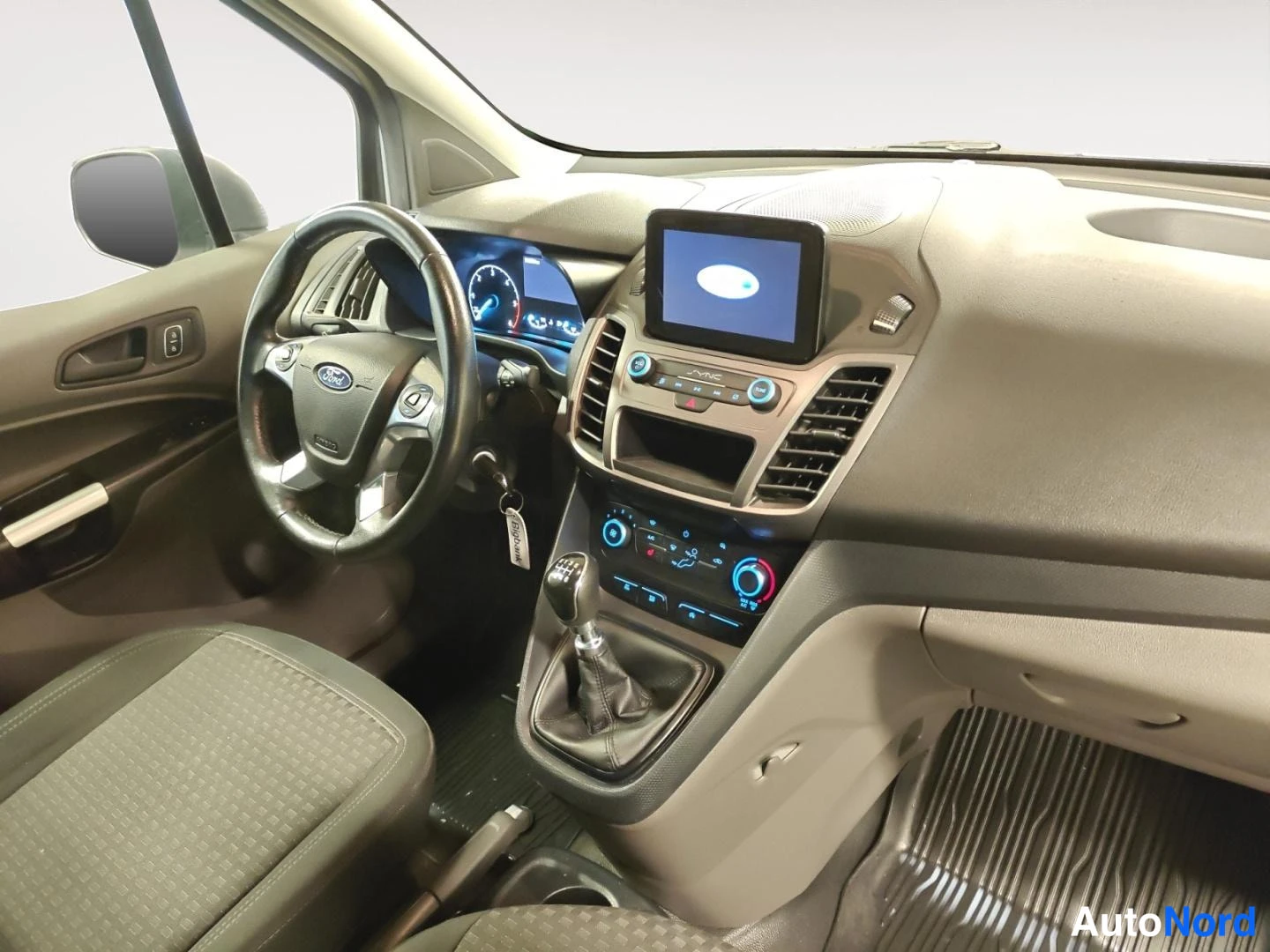 Muu: Ford Transit Connectin kojelauta oikealta: Ford-ohjauspyörä, analogiset mittarit, SYNC-näyttö ja manuaalivaihto.