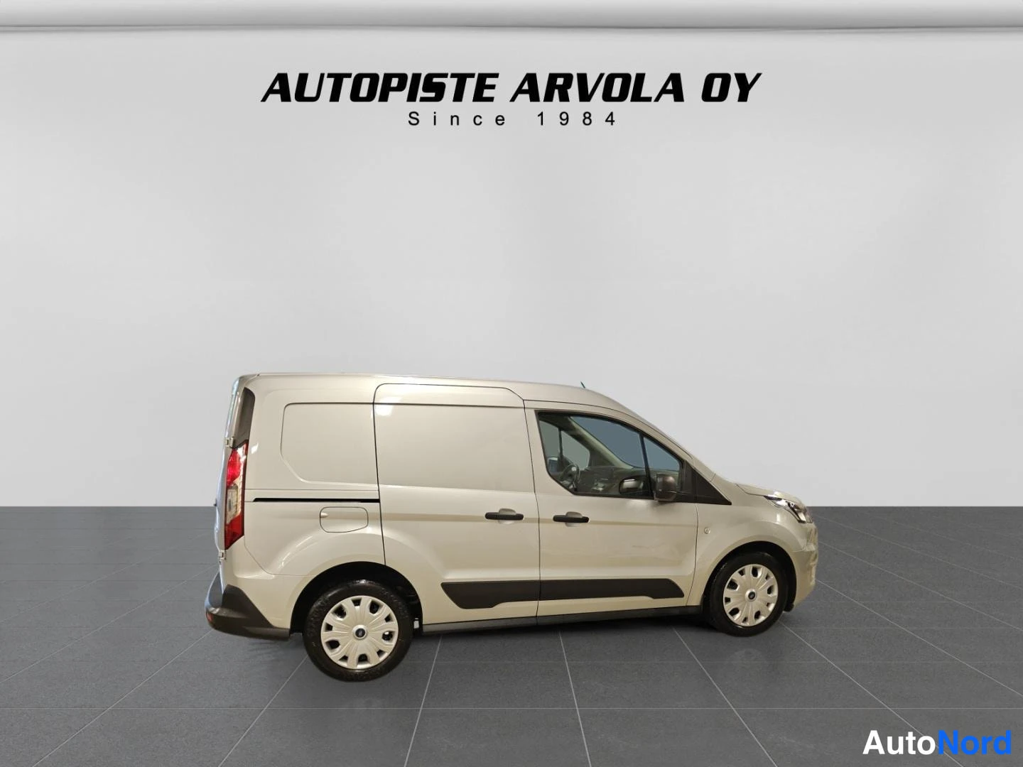 Sivulta: Beige Ford Transit Connect -pakettiauto sivulta sisätiloissa
