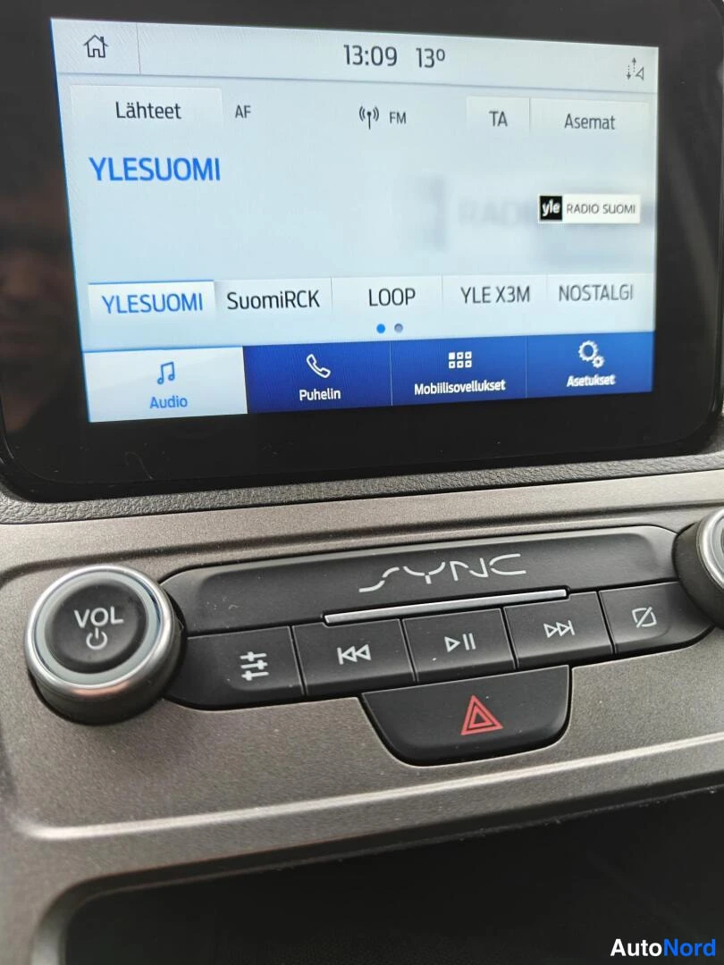 Muu: Ford SYNC -radiopaneelin näyttö, Ylesuomi-radiokanava valittuna, kellonaika 13:09