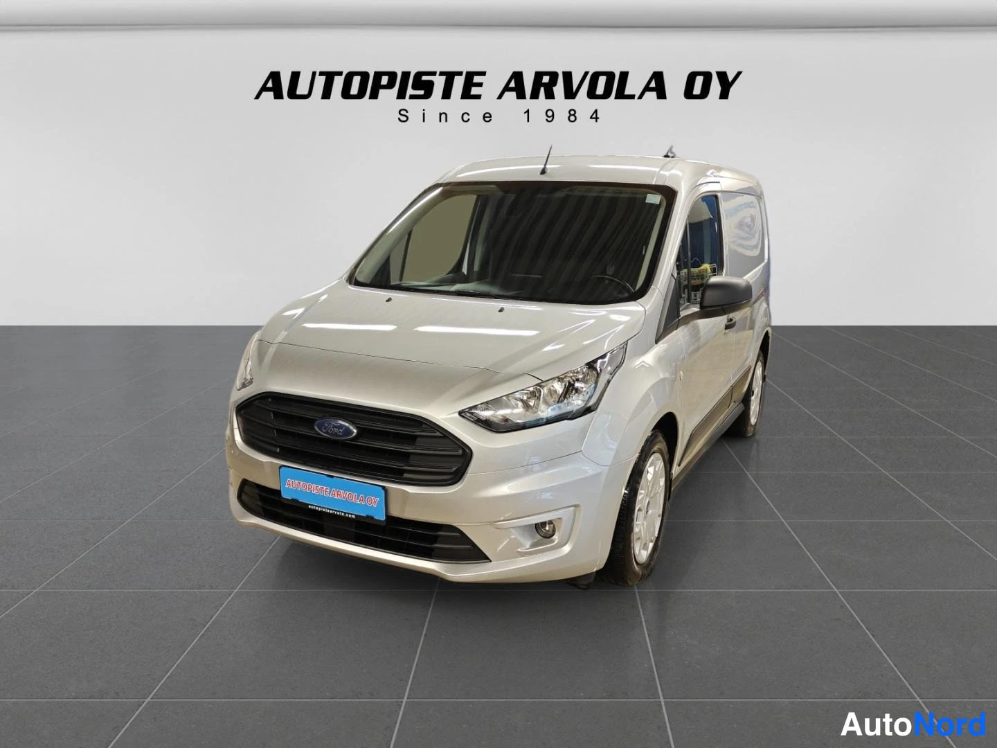 Etuviisto, nokka vasemmalle: Ford Transit Connect -pakettiauto edestä oikealta kuvattuna, keula ja oikea kylki näkyvät.