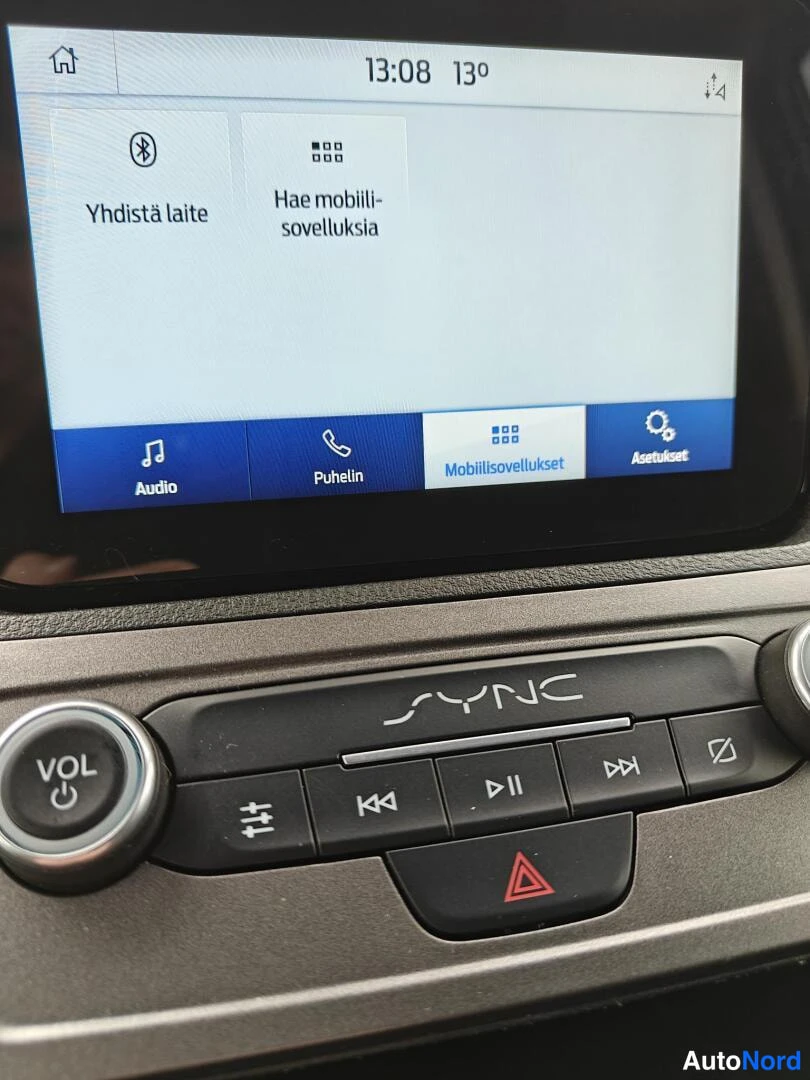 Muu: Kojelaudan mediapaneeli: kosketusnäytöllä Bluetooth-yhdistämisvalikko, alla SYNC-merkitty painikepalkki volyymipyörällä.