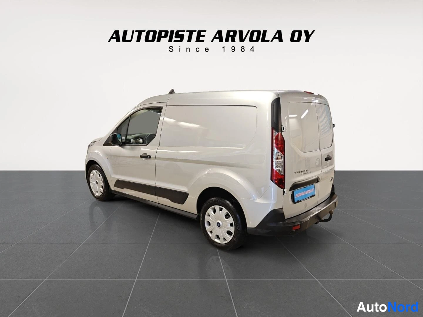 Takaviisto: Ford Transit Connect -pakettiauto takaa vasemmalta kuvattuna, takaportaisto ja vasen kylki näkyvät.