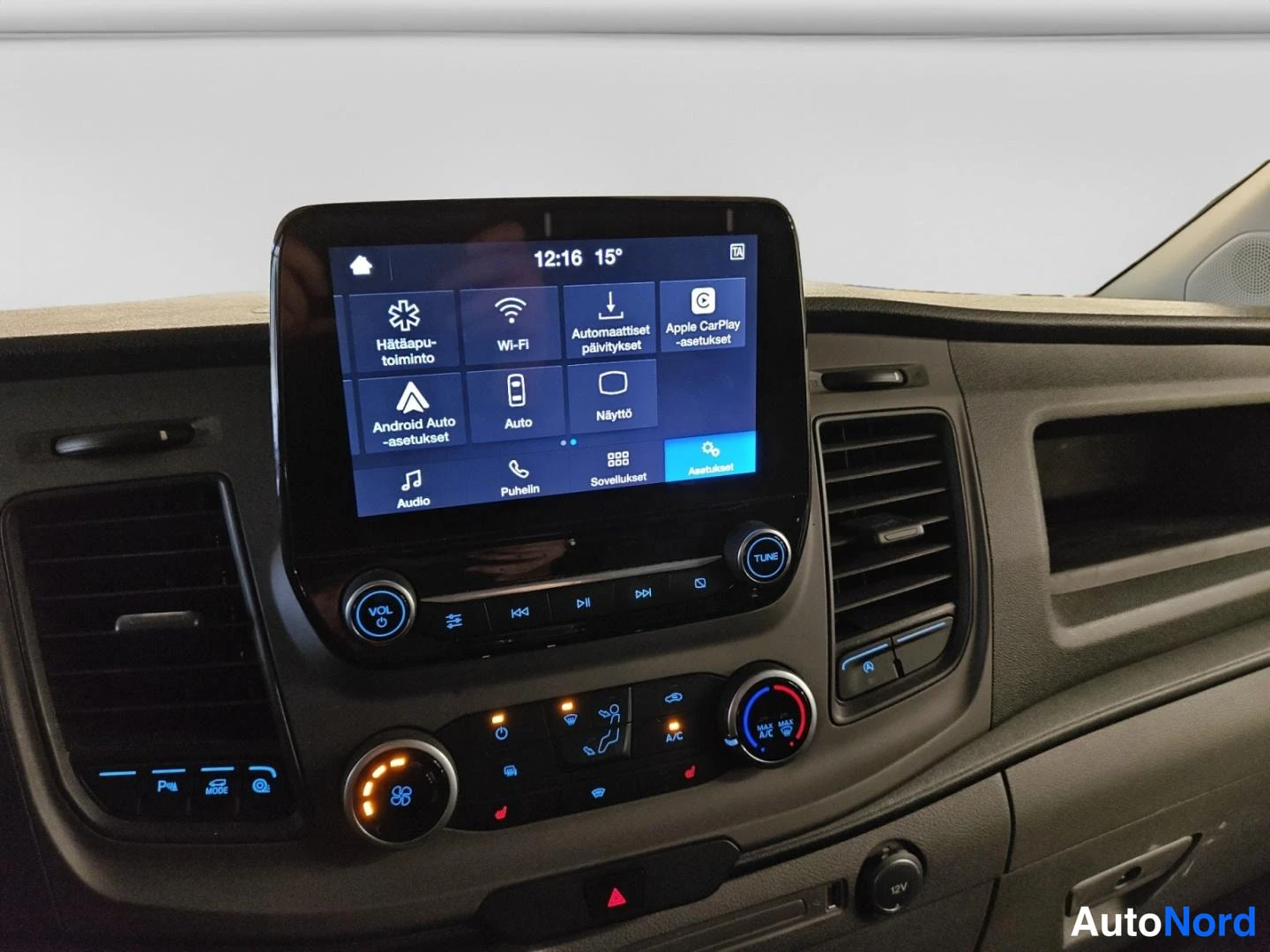 Muu: Infotainment-näytön valikko, jossa vaihtoehdot Wi-Fi, Android Auto -asetukset ja Apple CarPlay -asetukset.