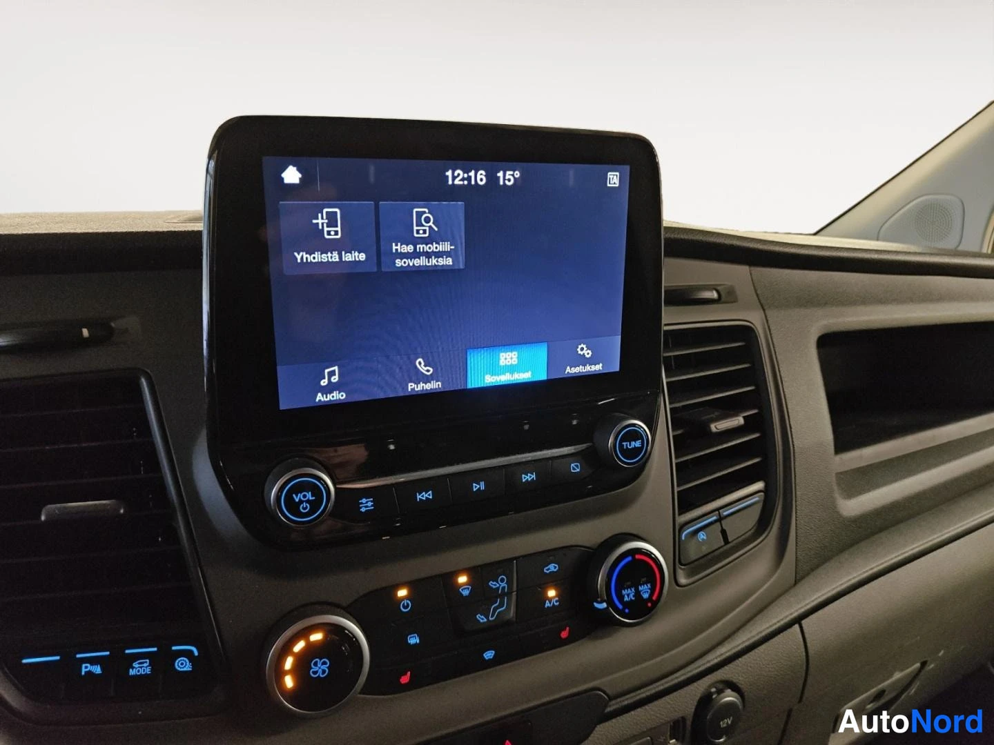Muu: Infotainment-näyttö näyttää puhelinkytkentävalikon tekstit 'Yhdistä laite' ja 'Hae mobiilisovelluksia'.
