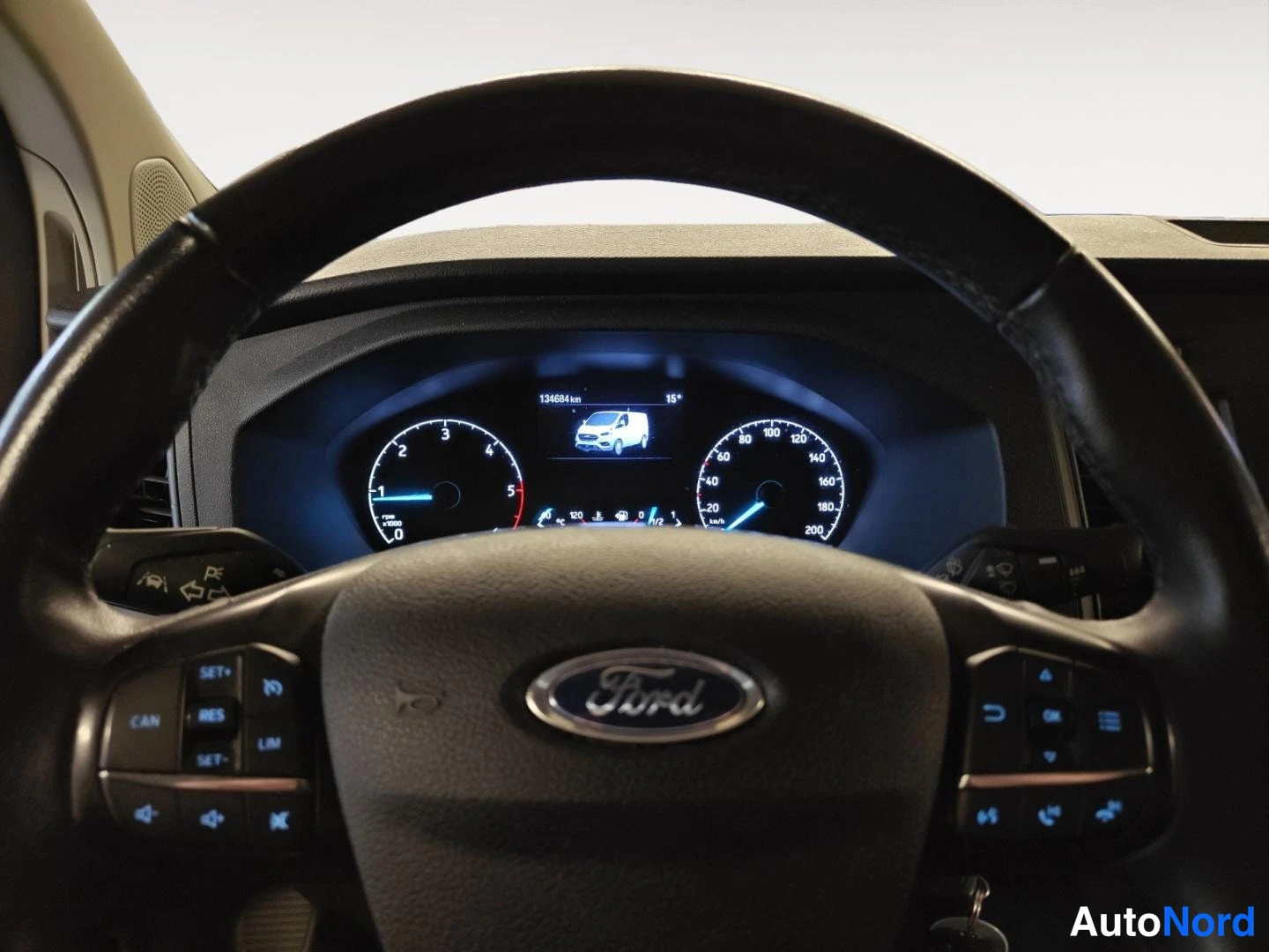 Muu: Ford-merkin ohjaustanko ja mittaristo, näytössä lukema 124684 km.