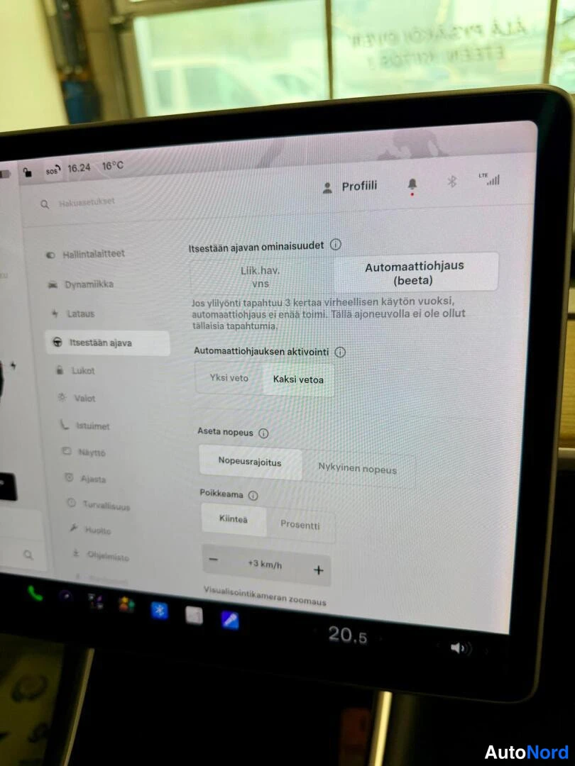 Muu: Tesla Model 3:n polttimonäytön kuva: ruudulla auton itsestään ajaminen -asetukset, Automaattiohjaus (beeta) valittuna.
