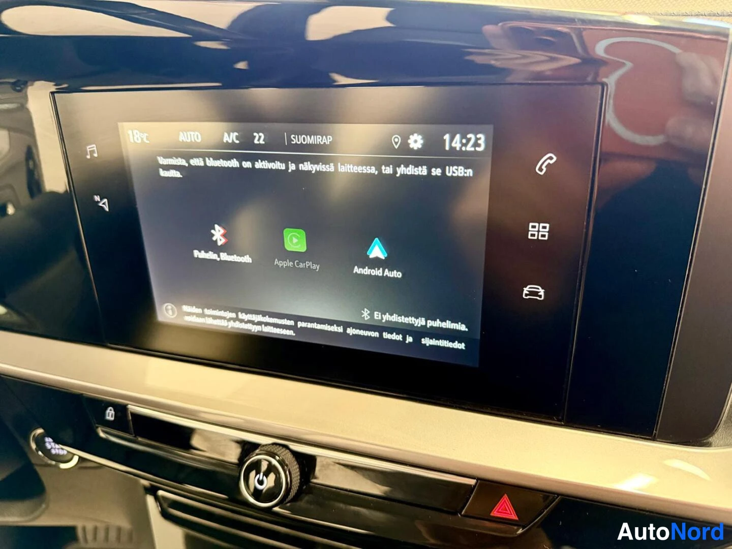 Muu: Keskikonsolin näyttö, jossa Bluetooth- ja Apple CarPlay / Android Auto -kytkentäruutu.