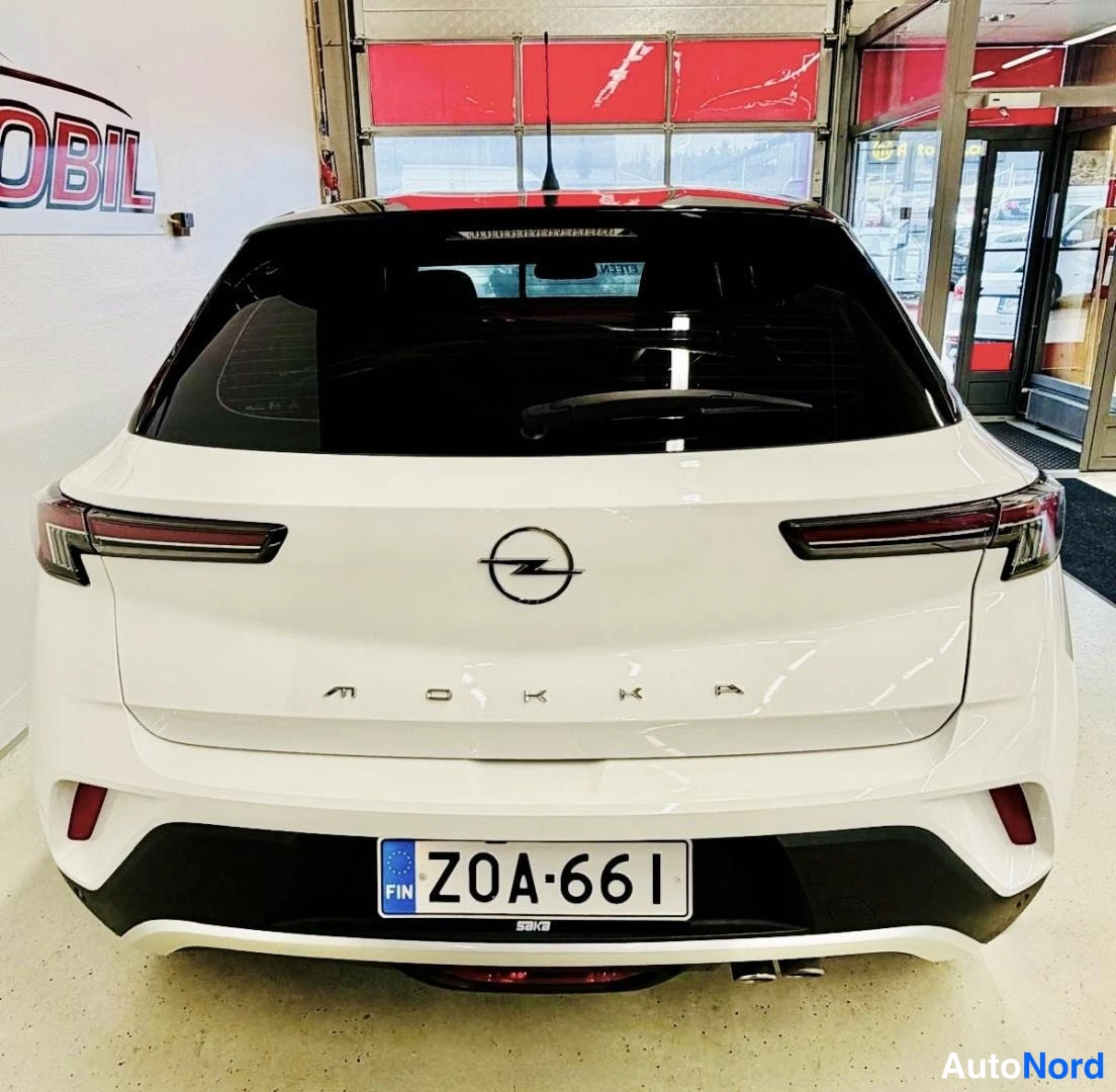 Takaa: Valkoisen Opel Mokan takanäkymä, Mokka-teksti ja rekisterikilpi.