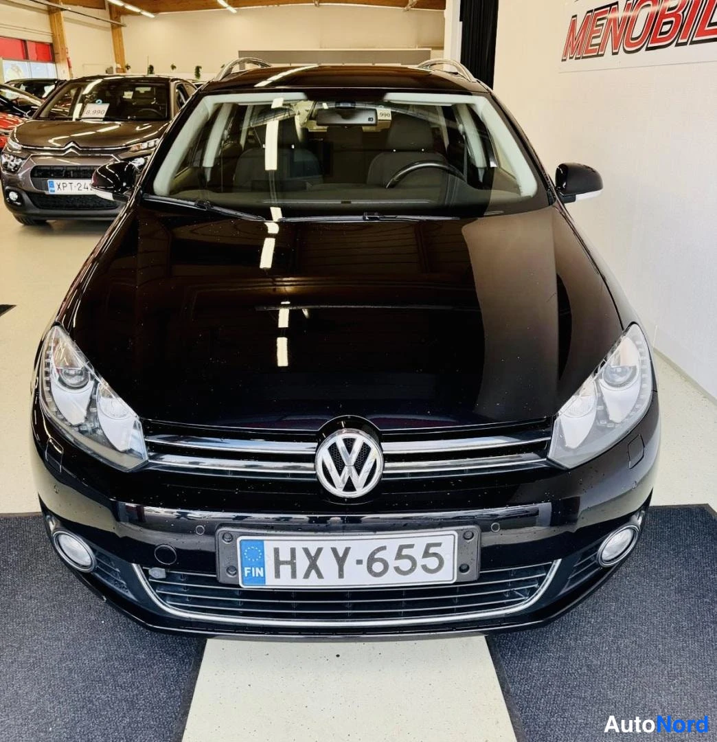 Musta Volkswagen Golf 2011, edestä, kuva 3