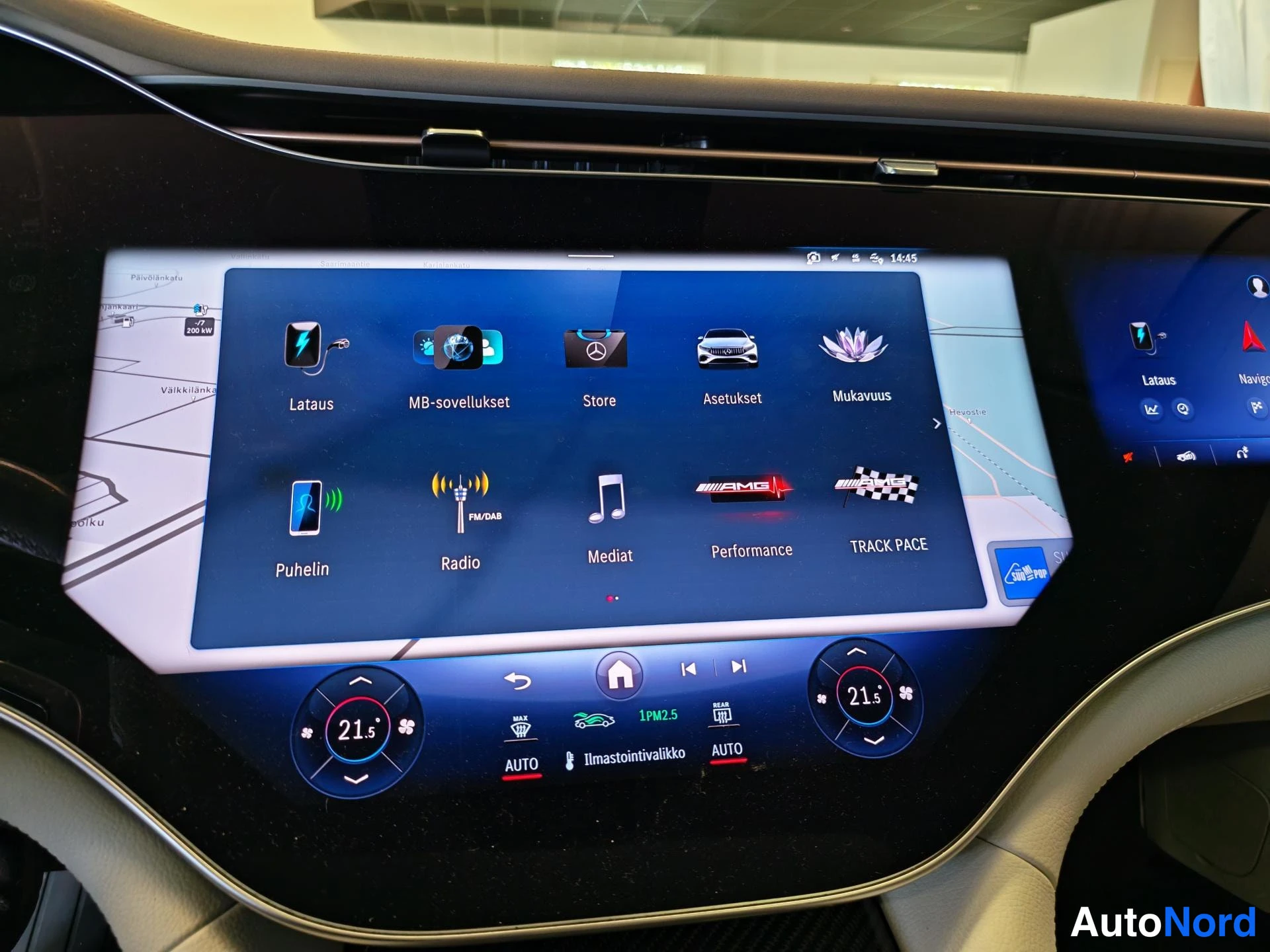 Edestä: Mercedes-Benzin infotainment-näytön sovellusvalikko: Lataus, MB-sovellukset, Store, Asetukset, Mukavuus, Puhelin, Radio, Mediat, Performance ja TRACK PACE.
