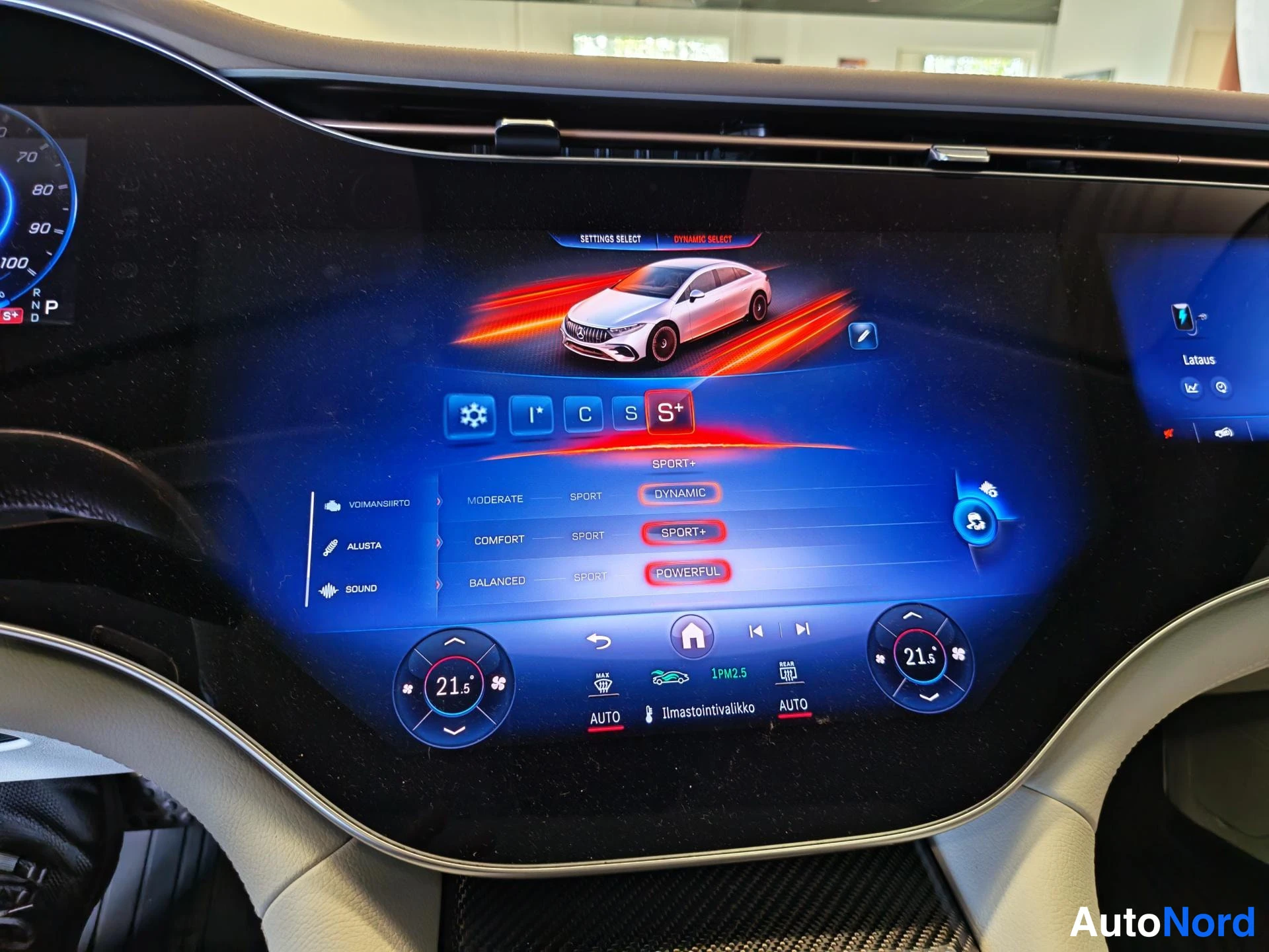 Edestä: Mercedes-Benzin näyttö DYNAMIC SELECT -valikossa: ajotilat MODERATE, COMFORT ja BALANCED, valittuina DYNAMIC, SPORT+ ja POWERFUL, autonkuvake korostettuna.