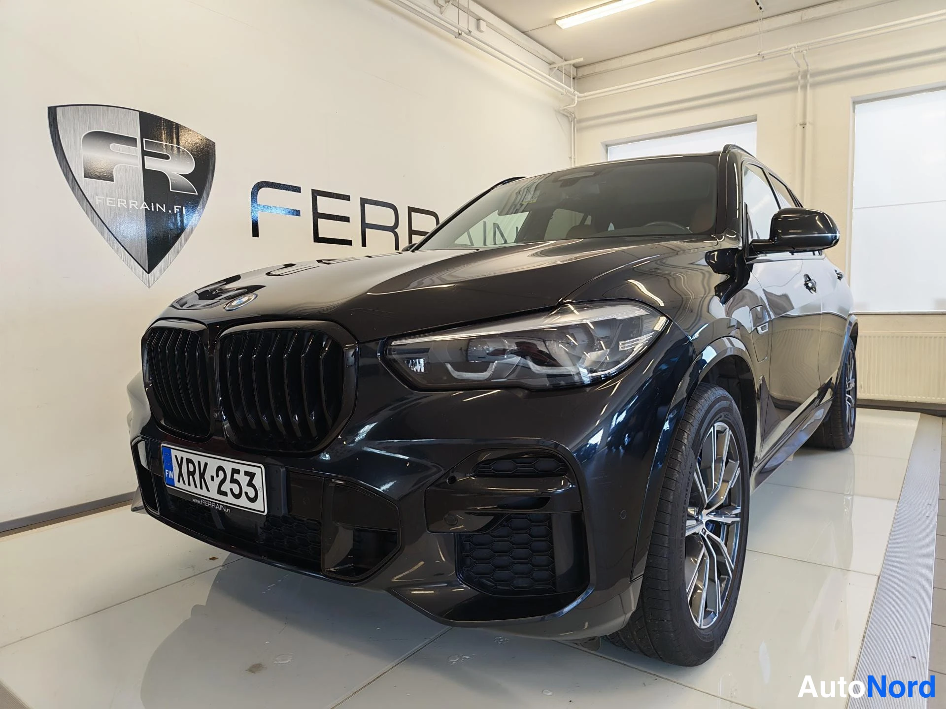 Etuviisto, nokka vasemmalle: BMW X5 musta etuviisto lähikuvassa, rekisterikilpi