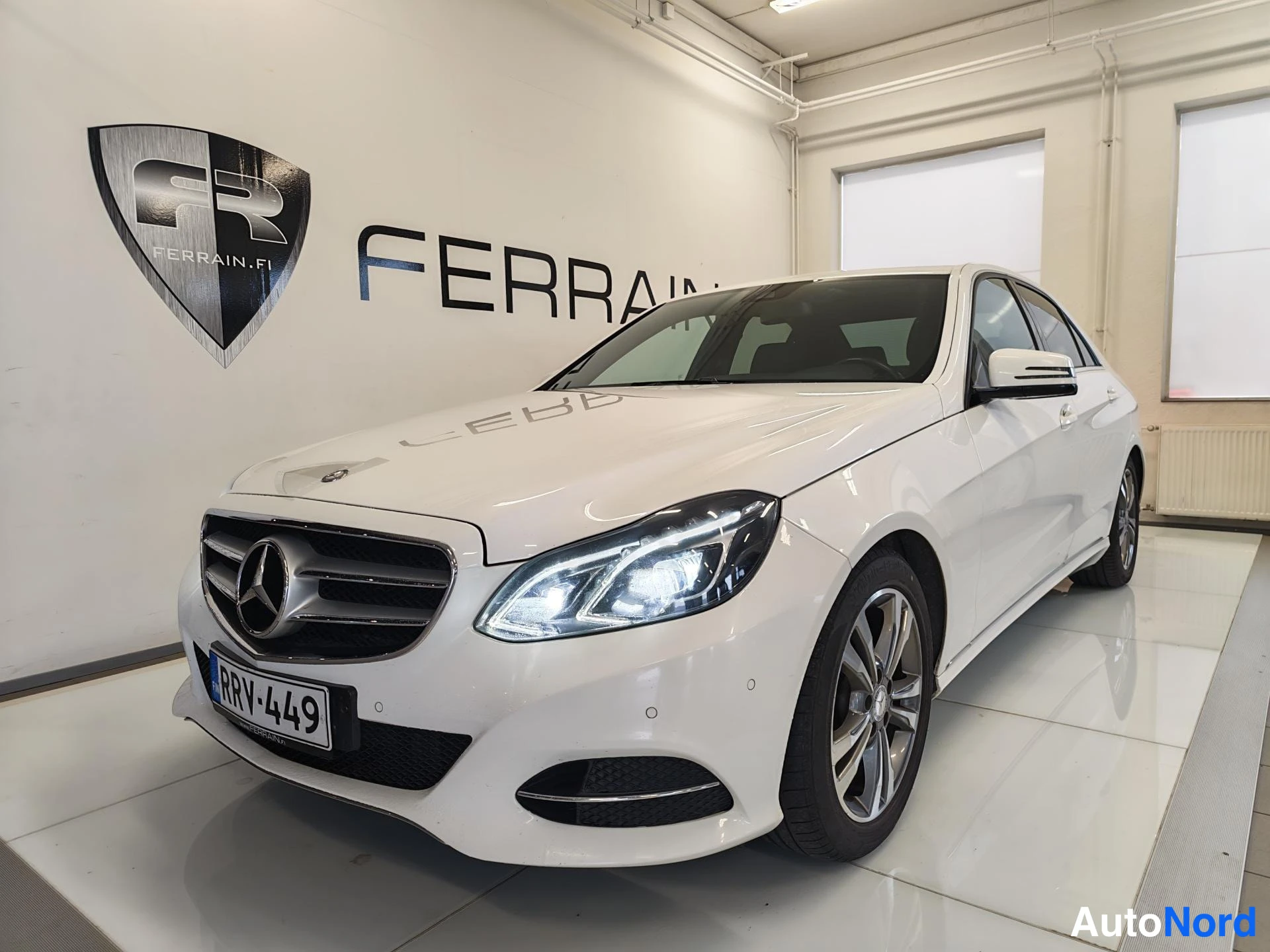 Etuviisto, nokka vasemmalle: Valkoisen Mercedes-Benzin etunäkymä hieman viistosti vasemmalta; rekisterikilpi, LED-ajovalot ja monipuoliset kevytmetallivanteet näkyvissä.