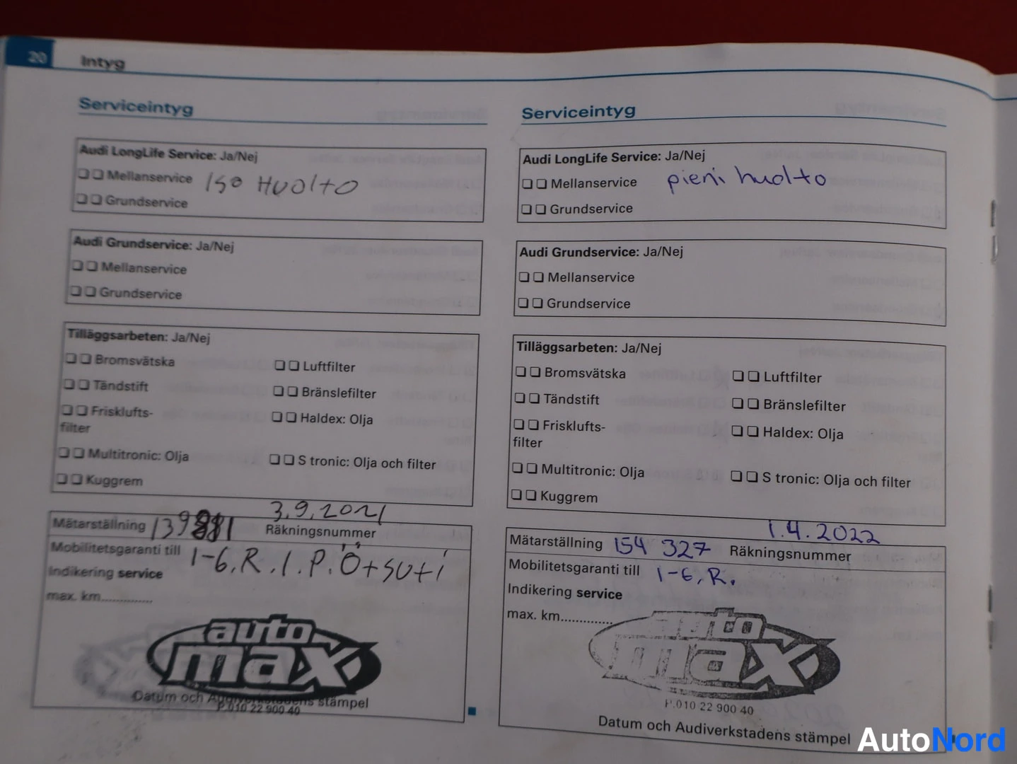 Asiakirja: Huoltokirjan sivu 20 kaksi palvelutilausta Auto Max -autotekniikasta. Yläreunassa merkitty 'Iso Huolto' vasemmalla ja 'pieni huolto' oikealla. Kilometrilukemat