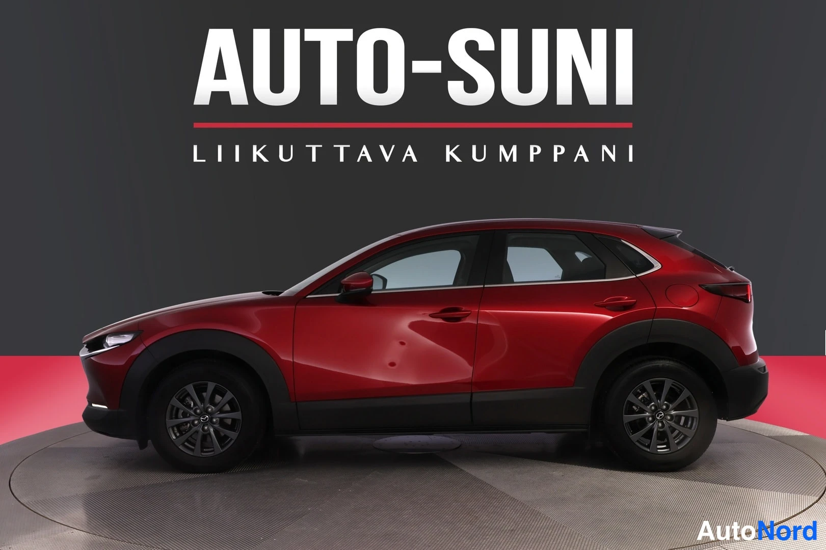 Punainen Mazda CX-30 2023, sivulta, kuva 5