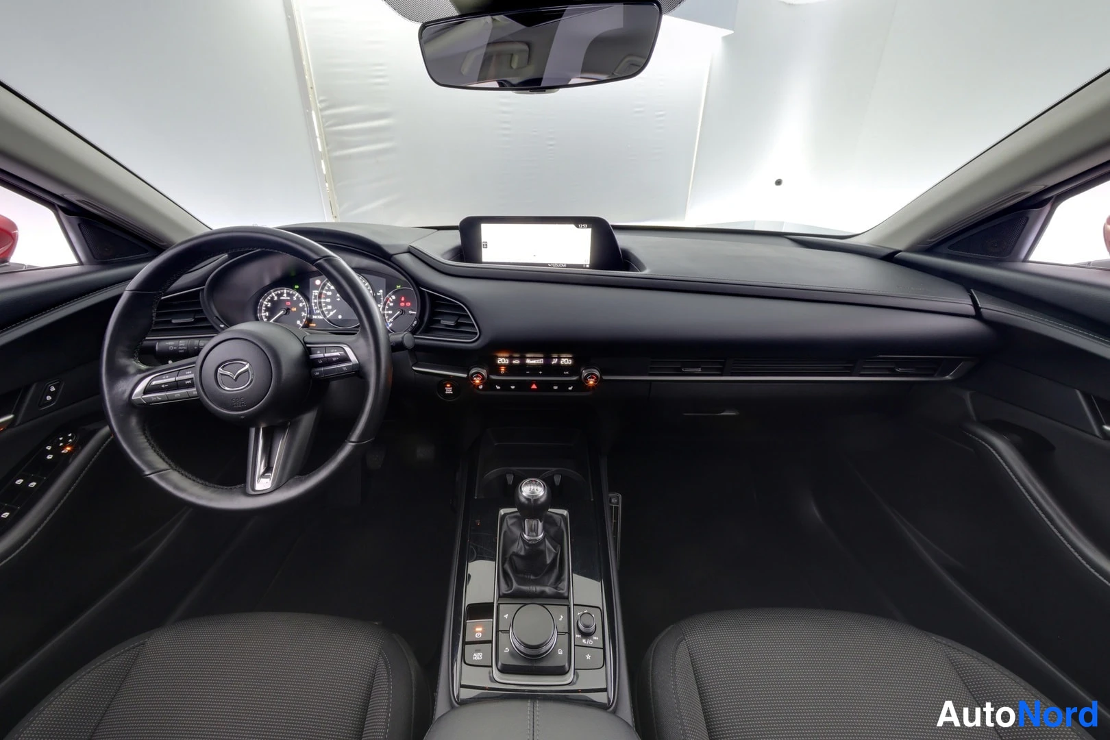 Punainen Mazda CX-30 2023, etuviisto, keula vasemmalle, kuva 2