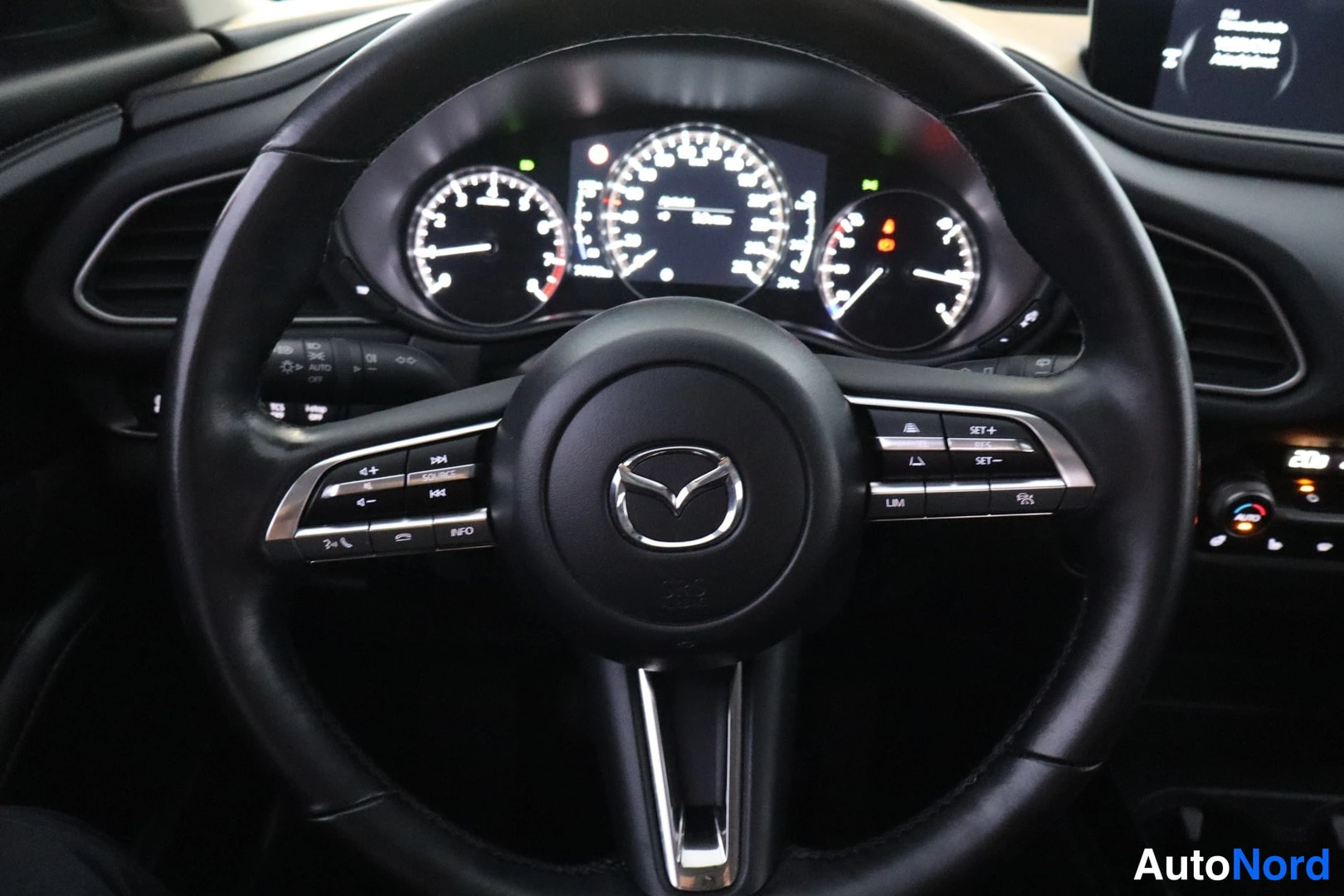 Punainen Mazda CX-30 2023, kuva 15