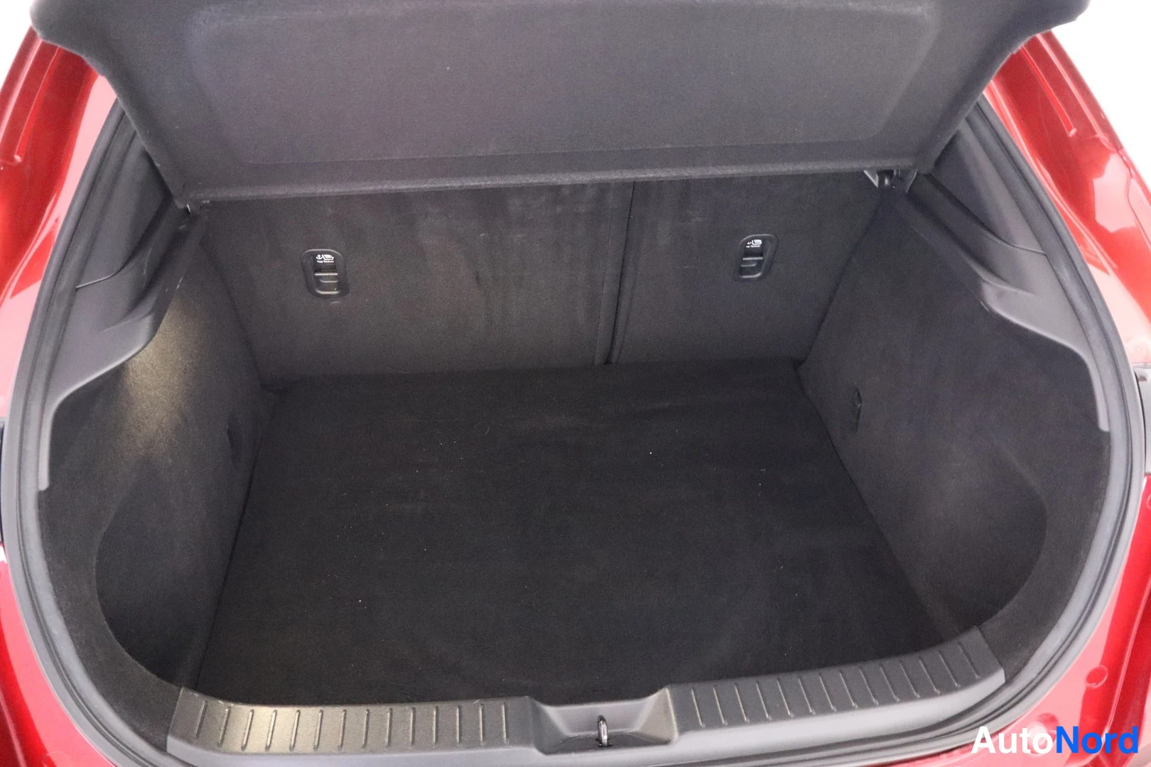 Punainen Mazda CX-30 2023, kuva 22