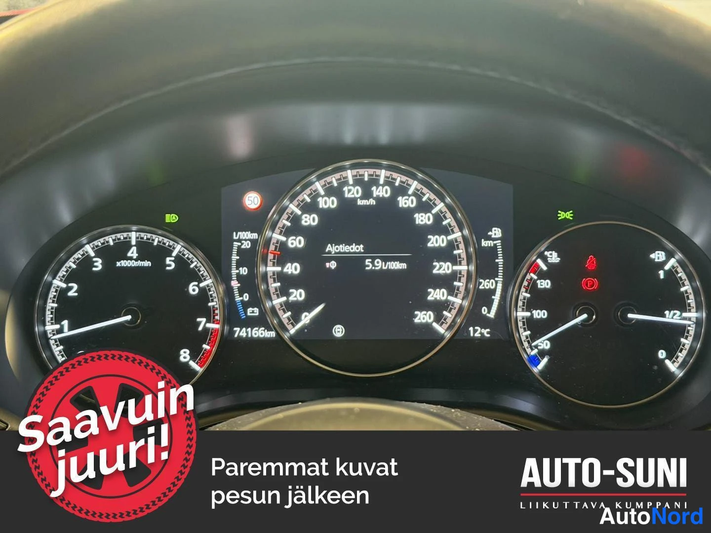 Muu: Kojelautteen mittaristo lähikuvassa: nopeusmittari, kierroslukumittari ja ajotietonäyttö, jonka lukee 74166 km ja 12 °C.