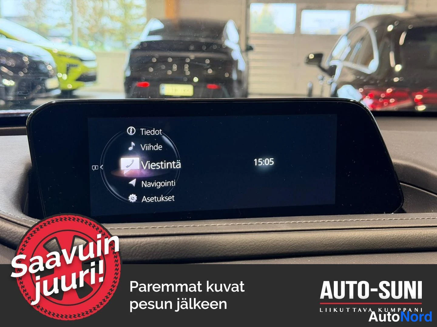 Muu: Auton kojelaudan keskellä näytöllä viestintävalikko, jossa kohdat Tiedot, Viihde, Viestintä, Navigointi ja Asetukset; kello näyttää 15:05.