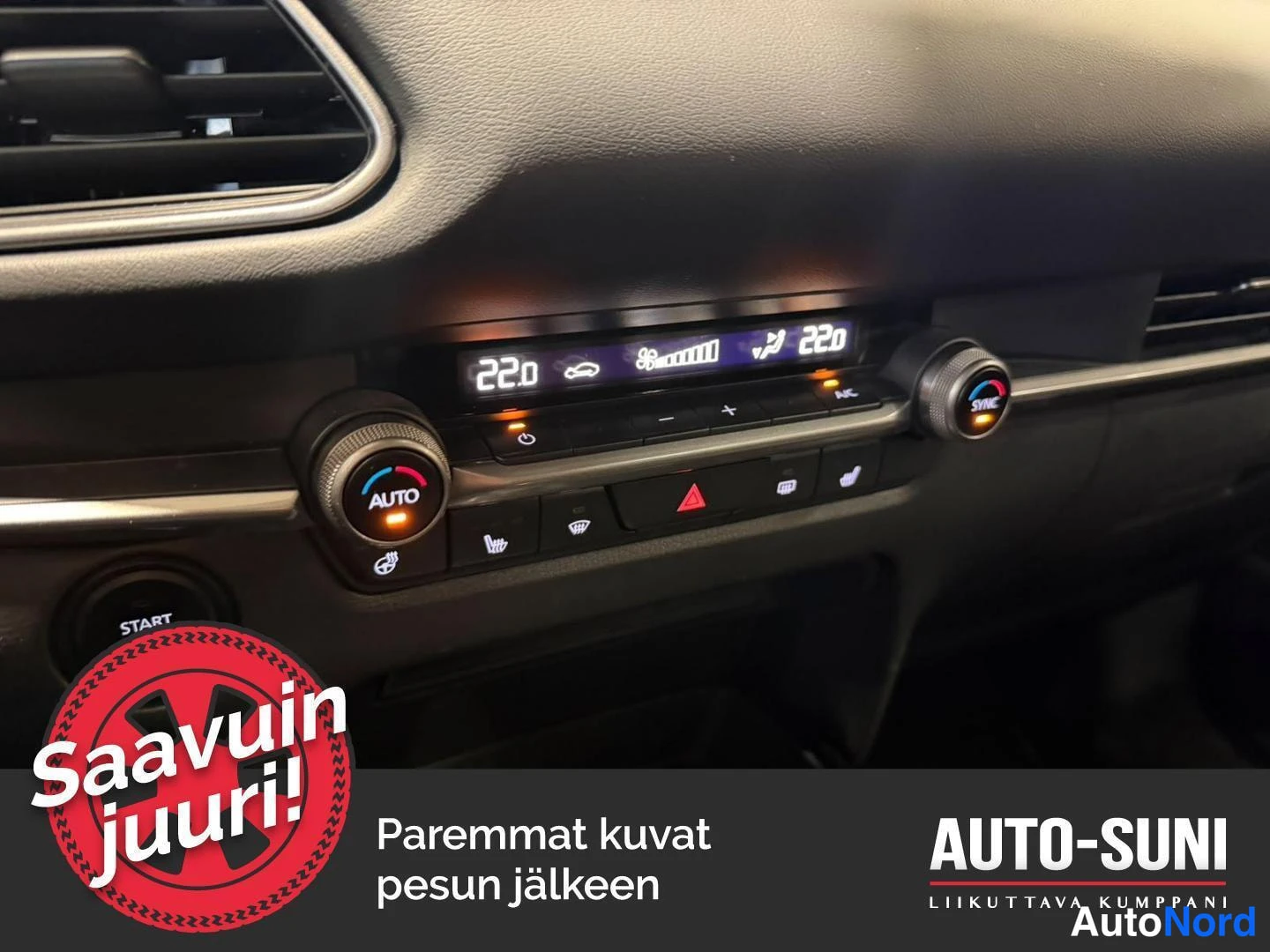 Muu: Kojelaudan ilmastointipaneeli näyttää 22,0 astetta molemmin puolin, AUTO- ja SYNC-merkinnöllä; vasemmalla START-painike.