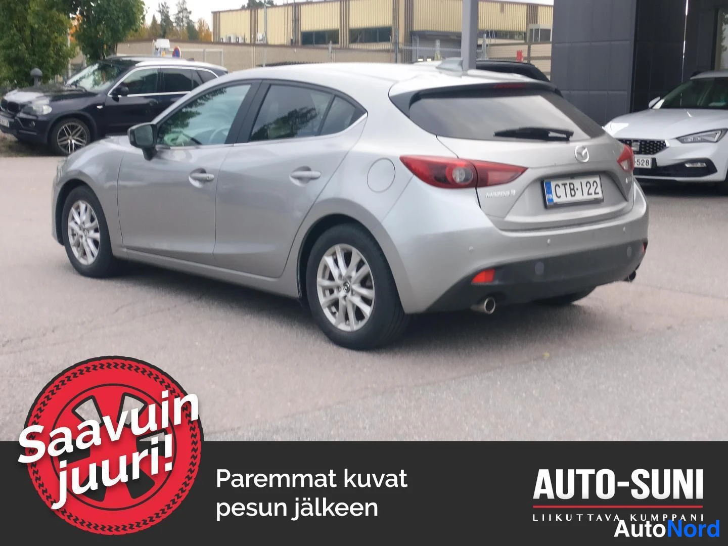 Takaviisto: Hopeanvärinen Mazda3 takaolvasesta kulmasta, takavaloit ja rekisterikilpi näkyvissä.