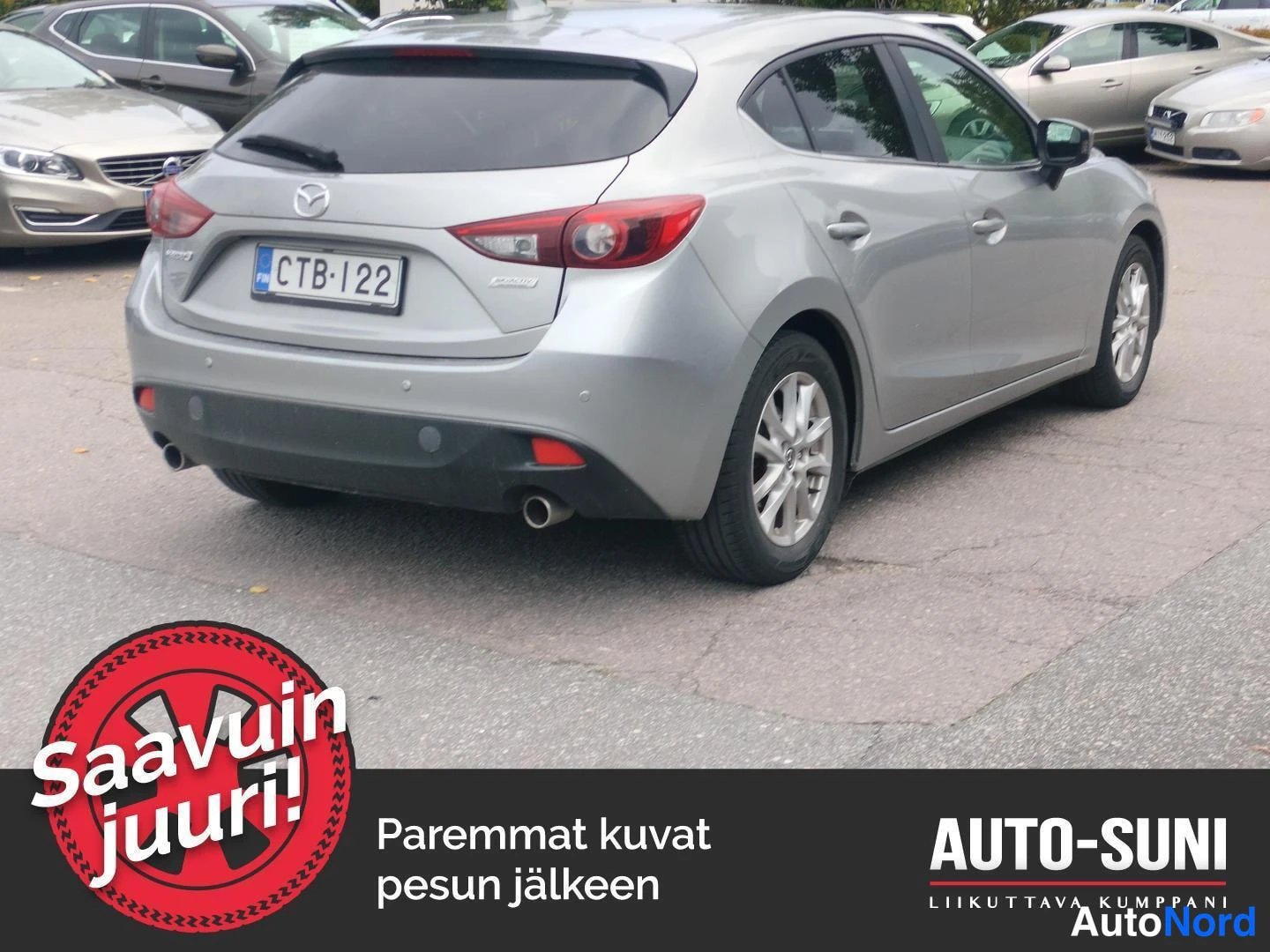 Takaviisto: Hopeanharmaan Mazda3:n takakulma, rekisterikilpi näkyvissä.